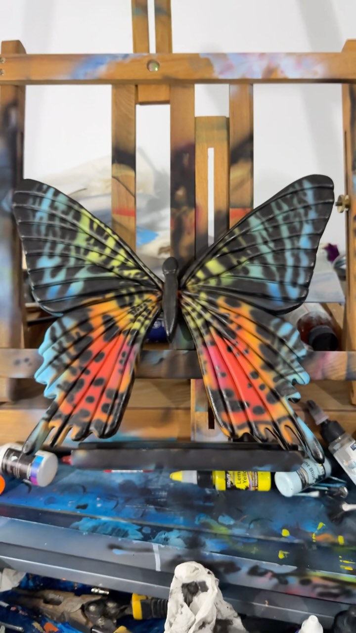 Finishing touches on this sunset moth.
This colorful baby will be at One of a Kind Chicago this weekend! 🌈
#airbrushing #airbrushart #butterflyart #moth #woodwork #woodart #scrollsaw #artistinstudio