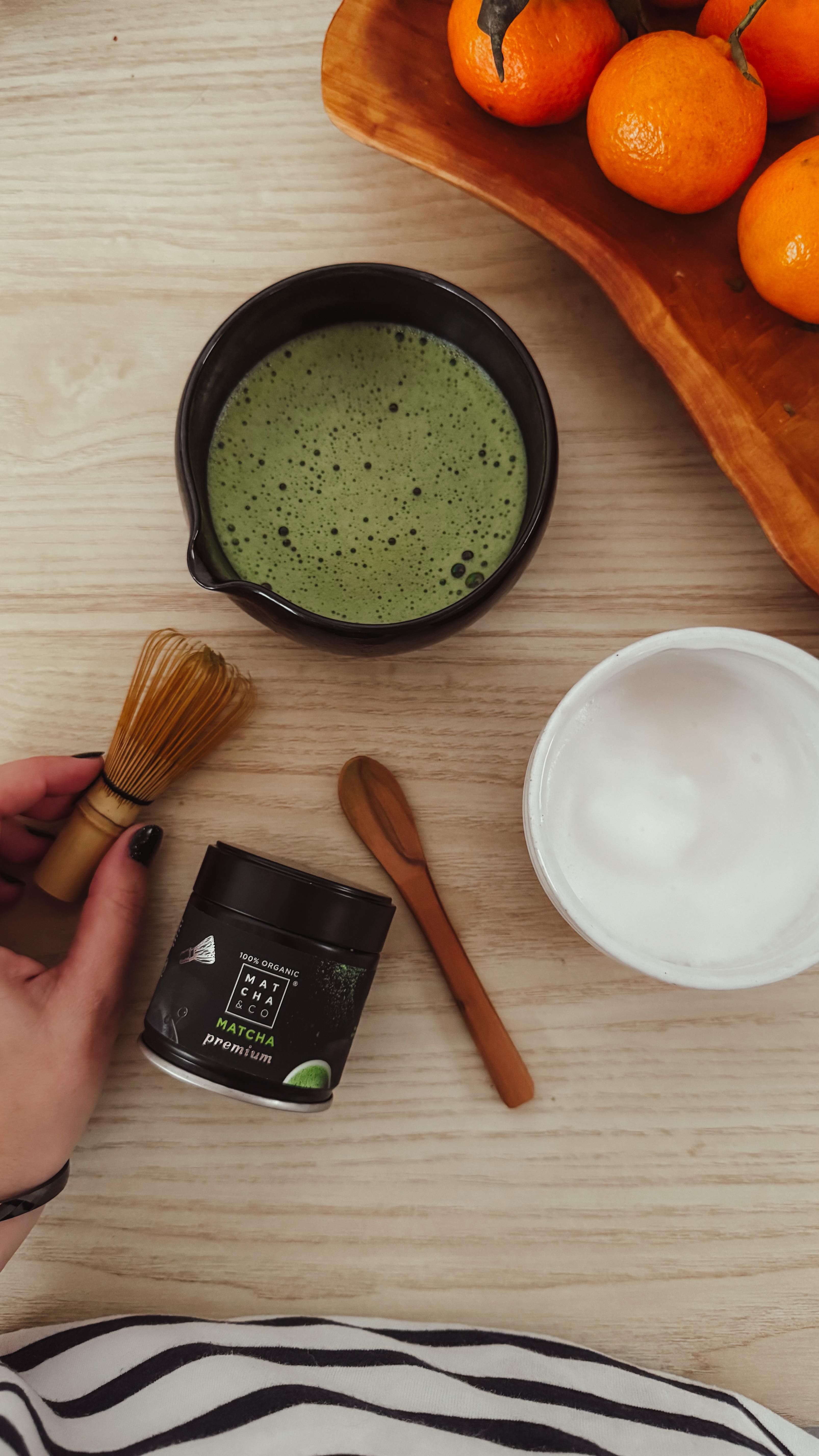 Après un voyage au Japon où j’ai eu la chance d’en apprendre plus sur la récolte du tencha et de déguster plusieurs types de thé, je dois dire que je suis un peu difficile maintenant mais le Matcha Premium de @matchaandco_fr m’a bluffé.
Sa qualité est remarquable, surtout pour son prix abordable, comparé à certaines marques de matcha de cérémonie bien plus onéreuses 🌚
Ici, je l’ai préparé avec mon katakuchi noir (le dernier qu’il me reste !)
D’ailleurs, si jamais vous êtes intéressé(e)s, il me reste deux kits à matcha en blanc de disponibles – n’hésitez pas à me contacter en mp pour en savoir plus
Voilà pour aujourd’hui, c’était une belle découverte à partager avec vous 🍵#matcha #matchaholic #japanlover #okiniceramics