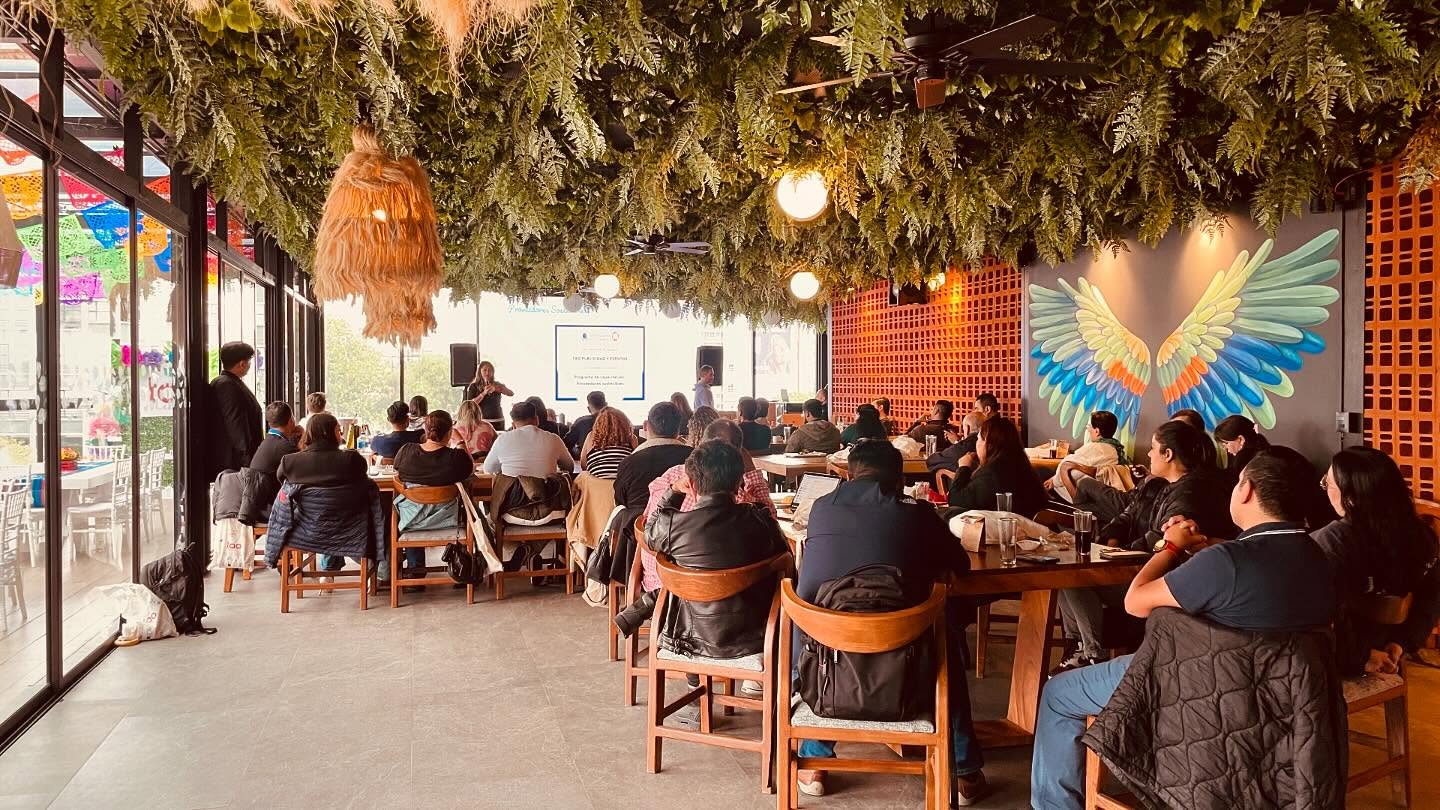 “Si no amas lo que haces, ni lo intentes. La verdadera magia del servicio nace de la pasión y el compromiso con cada detalle. 🌟💼 #AmorPorElTrabajo #MagiaDelServicio #PasiónQueInspira”