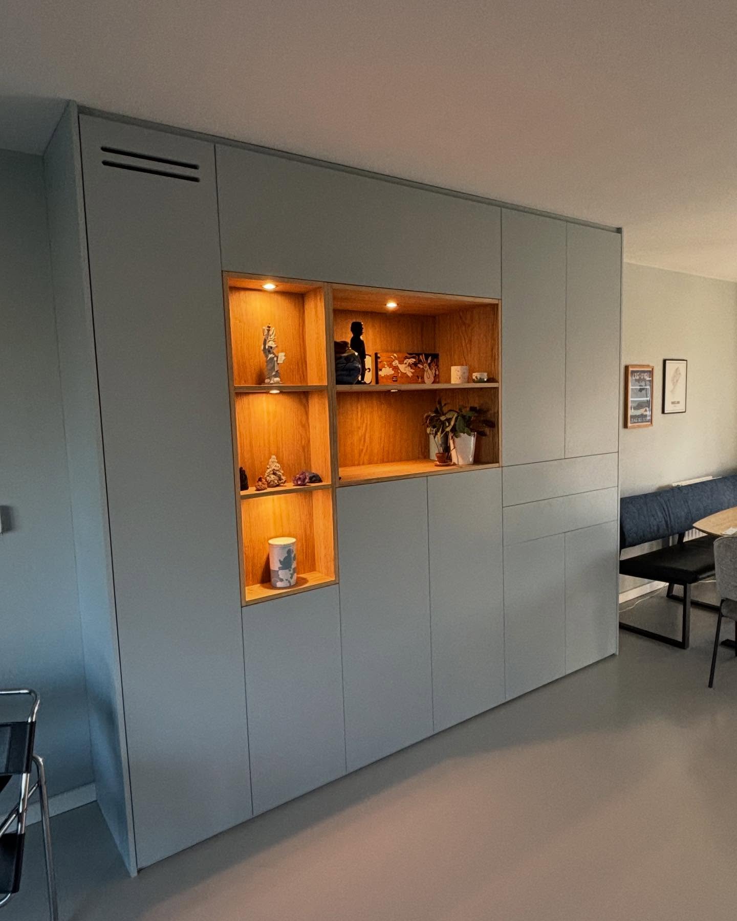 Laatst deze prachtige maatwerkkast gemaakt! Met een strakke, moderne uitstraling en warme eikenhouten accenten combineert deze kast stijl en praktische opbergruimte naadloos.
De ingebouwde verlichting in de nissen zorgt voor een sfeervolle touch en zet decoraties perfect in de spotlight. 🌟 Een ideale oplossing voor een opgeruimde én stijlvolle woonruimte.
📐 Ook maatwerk nodig voor jouw interieur? Stuur me een DM en laten we samen jouw droomproject realiseren! 💬