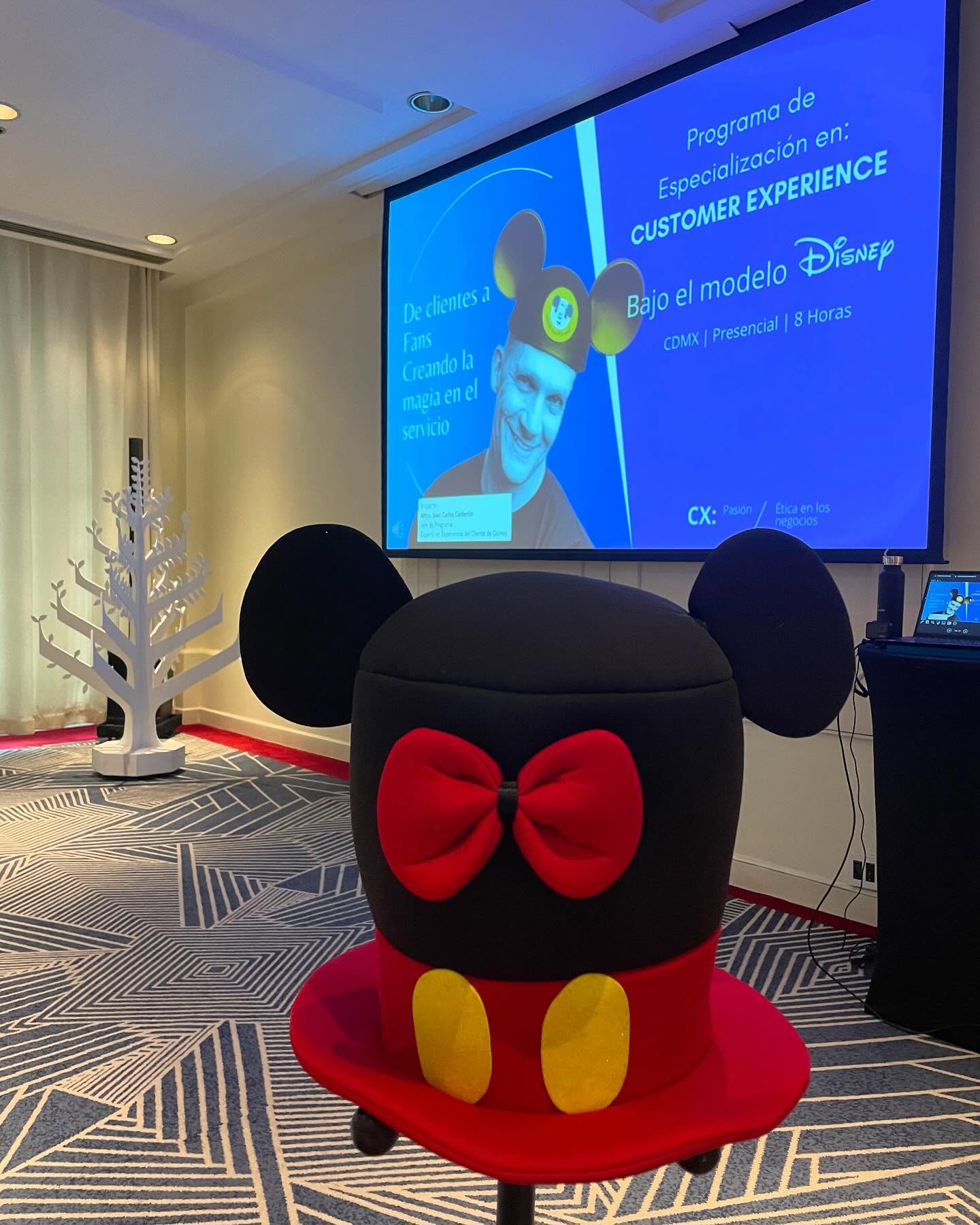 “La magia no está en los métodos, sino en la forma en que hacemos las cosas. 🌟 Cada detalle, cada acción con intención, es lo que realmente transforma experiencias. 💼✨ #LaMagiaEstáEnNosotros #MagiaDelServicio #CustomerExperience”