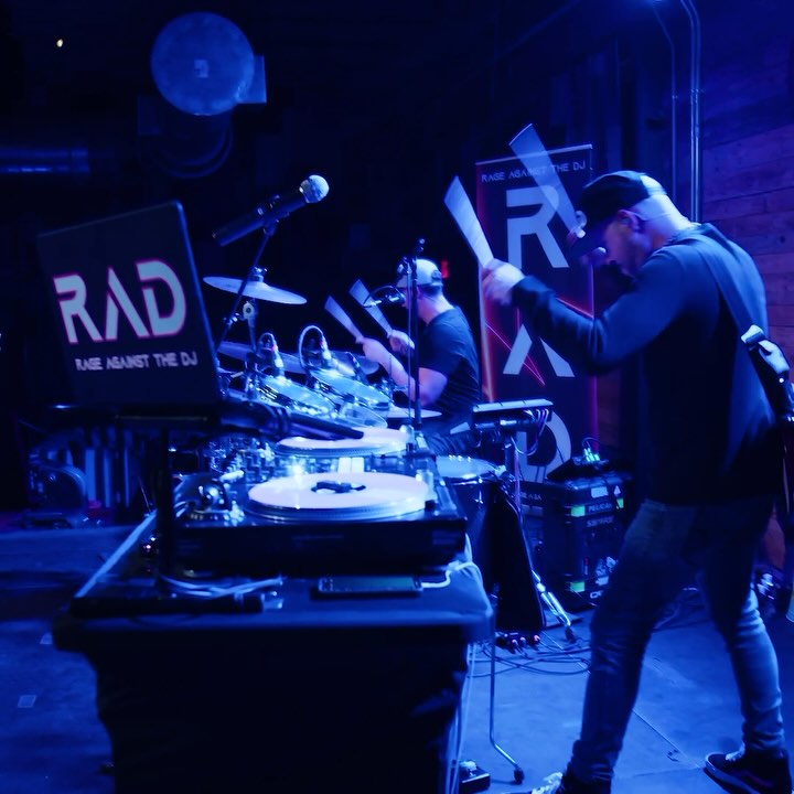 Rocking the stage, one riff at a time. Ready to join the noise? #RAD 🎧🥁🎷🎸
🎥: @idzone