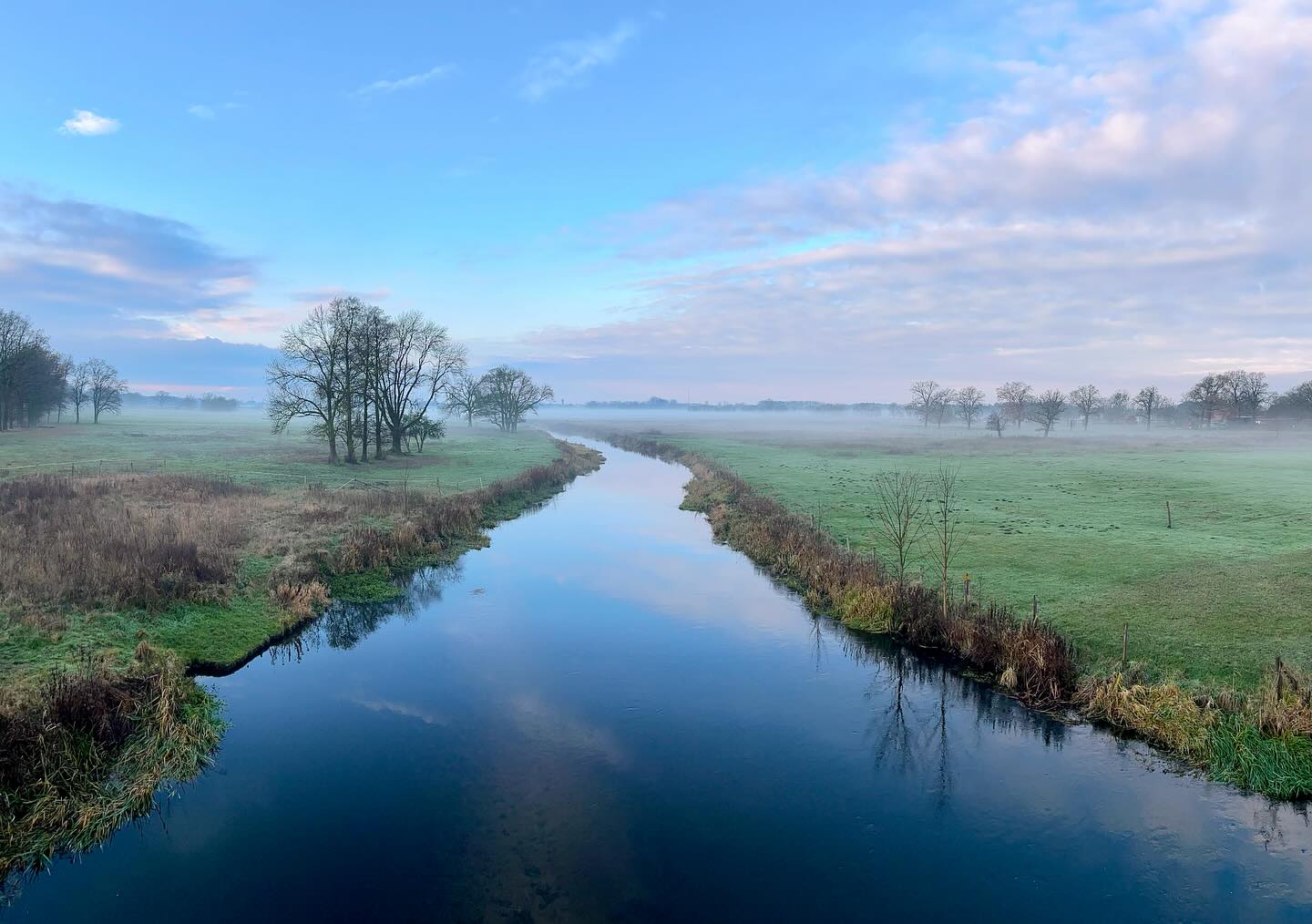 Wunderschönes Licht am Morgen… 😍😍🫧
.
.
#beautifulmorning #beautifulmorninglight #morgenlicht #nebelammorgen #zartefarben #pastelcolors #aschenbrödelfarben #aschenbrödel #rosamorgen #wintercolours #ohwieschönistbrandenburg #prignitz #prignitzliebe #prignitzfotografie #stepenitz #brandenburgistschön #nebelwiesen #beautifulscenery #beautifullandscape #sozart #softcolors #sosoft