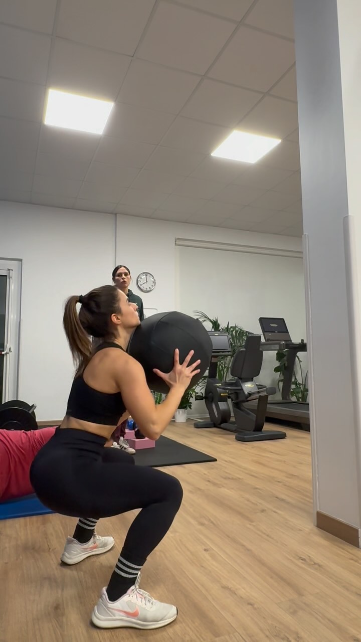 Il ๐๐ช๐ฃ๐๐ฉ๐๐ค๐ฃ๐๐ก ๐ฉ๐ง๐๐๐ฃ๐๐ฃ๐ รจ lโallenamento pensato per potenziare le capacitร fisiche che usi ogni giorno: forza, equilibrio, mobilitร e resistenza.
๐ฏ Con esercizi mirati, ti aiuta a sviluppare una muscolatura piรน equilibrata, rendendo i tuoi movimenti quotidiani piรน facili e sicuri.
Nei nostri programmi, ogni allenamento รจ pensato per te: indipendentemente dal tuo livello di preparazione, troverai esercizi che allenano tutto il corpo, migliorando forza, coordinazione e postura.
@sara.giuliodori_chinesiologa sarร al tuo fianco in ogni fase del percorso, per guidarti nellโesecuzione corretta di ogni movimento, prevenire infortuni e ottimizzare i risultati.
Che tu sia un principiante o un esperto, il ๐๐ช๐ฃ๐๐ฉ๐๐ค๐ฃ๐๐ก ๐ฉ๐ง๐๐๐ฃ๐๐ฃ๐ รจ la soluzione ideale per migliorare il tuo benessere fisico e sentirti piรน energico e agile nella vita di tutti i giorni.
๐ฑVuoi scoprire tutti i benefici del Functional Training? Contattaci subito e inizia il tuo percorso su misura!
#funcional #functionaltrainer #benessere #curadelcorpo #palestra #gym #chinesiologo #urbino #scienzemotorie #eserciziofisico #movimento #salute #sport #personaltrainer