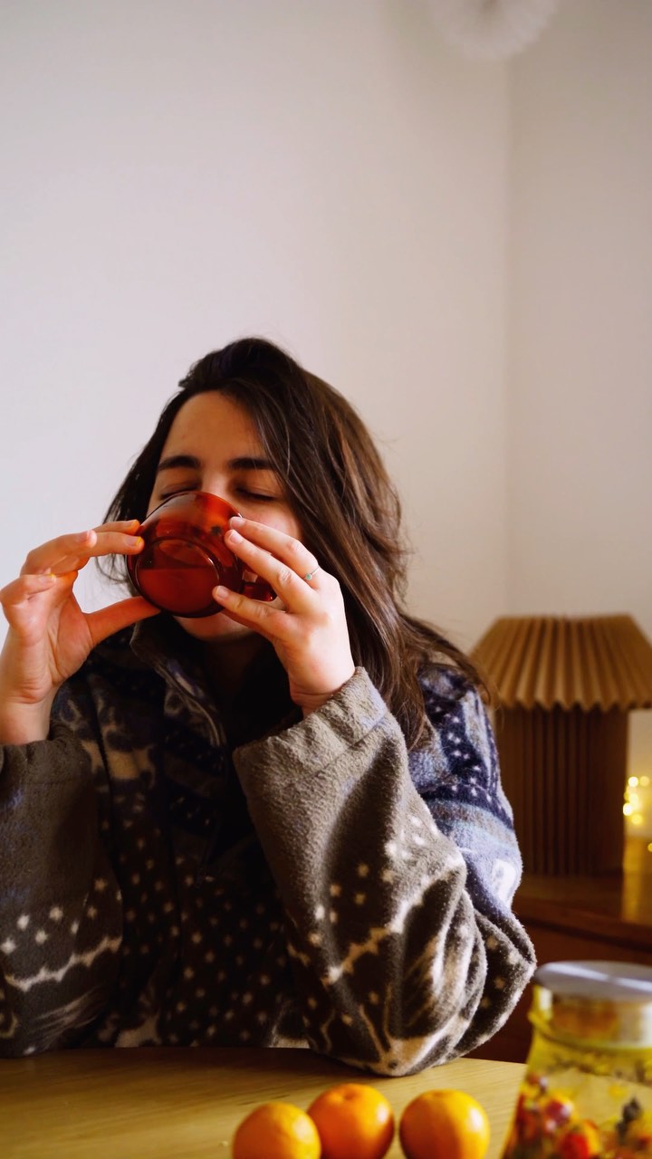 Keep the sniffles at bay with a pot of winter wellness š«šæāØ
⢠2 clementines, thinly sliced
⢠handful of fresh cranberries, sliced in half
⢠2 sticks of cinnamon
⢠1 star anise
⢠handful of fresh thyme
⢠1 knob of ginger, grated
⢠1 knob of turmeric, grated
⢠a few cracks of black pepper
⢠drizzle of maple syrup
⢠500 ml (16 oz) hot water
#tea #recipe #winterrecipes #cozyliving #reels