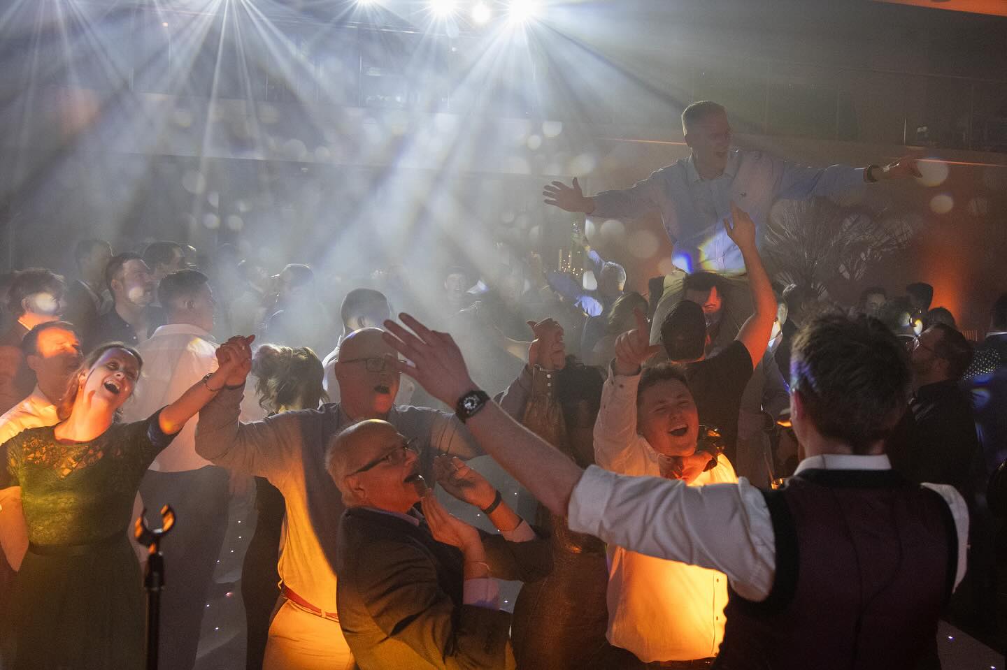 Dance floor absolutely rammed from start to finish at the @smc_pneumatics_uk winter ball! 🎄 🎉 🥳🍾🪩 Thanks for having us!
.
.
#livemusic #music #band #partyband #functionband #party