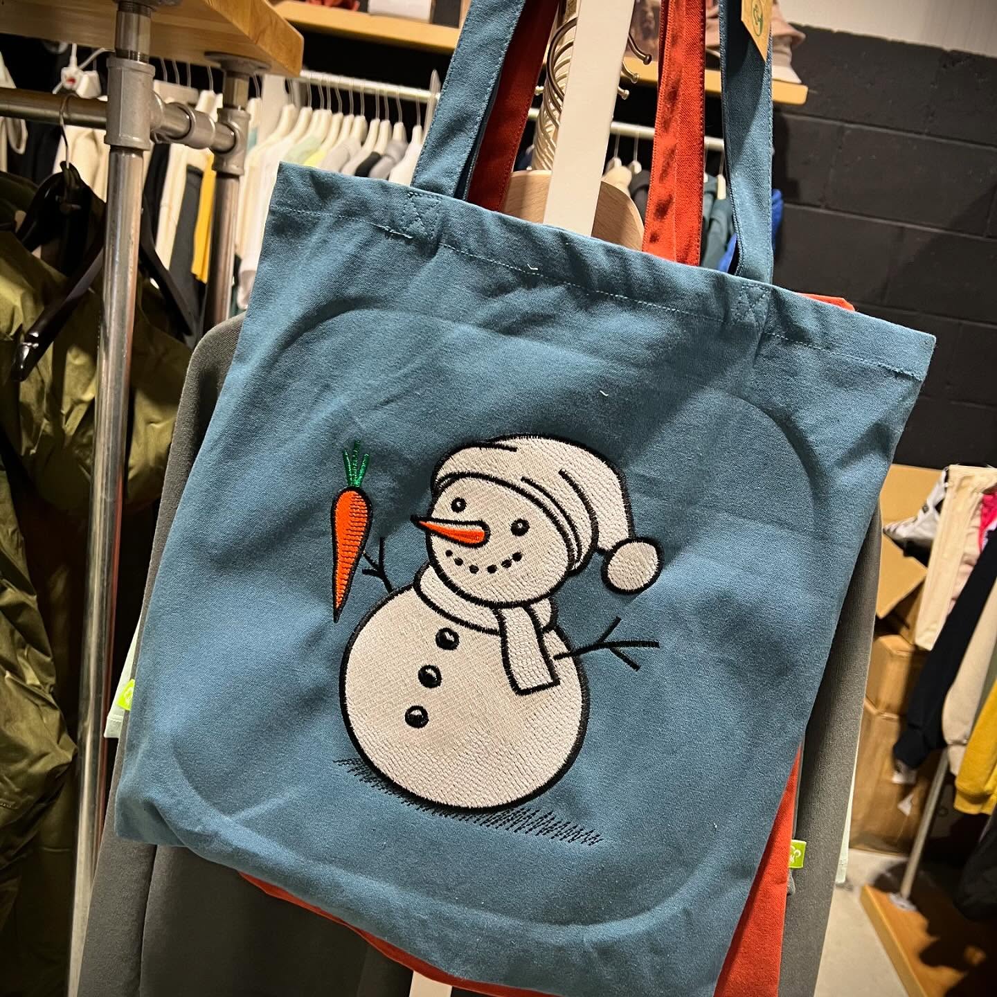It’s Beginning to look a lot like Christmas!
Loved this embroidered snowman design! So festive ☃️
.
.
happyjapan #embroidery #embroidered #embroiderymachine #machinery #colours #threads #embroiderythreads #thread #maderia #maderiathreads #embroiderydesign #colourful #spools #cones #maderia #happy #happyembroidery #snowman #christmas #tote