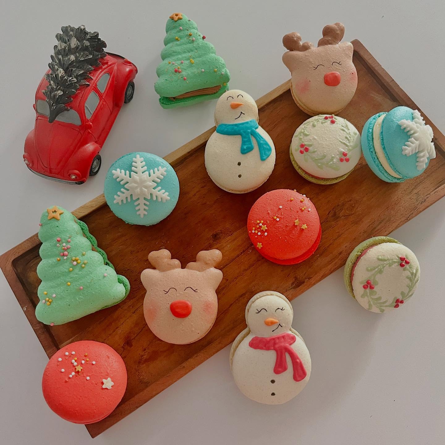 EDIT: ondertussen zijn alle boxen en kransen gereserveerd. Het is dus niet meer mogelijk om te bestellen ❤️
Het is zover… de macaron kerstspecial staat online!
Je kan kiezen uit een kerst macaronbox met 12 macarons in kerstthema of een mooie kerstkrans macatontaart voor 8 personen ✨
Wacht niet te lang met bestellen, want het aanbod is beperkt! ⛄️
Alle info en het bestelformulier vind je op www.zozoet.be/kerst 🎄
#kerstmacarons #christmasmacarons #macaronwreath #macaronkerstkrans #zozoet #macarons #macaronlove #macaronqueen #christmassweets #oostende #ikkoopinoostende #lokaal #artisanaal