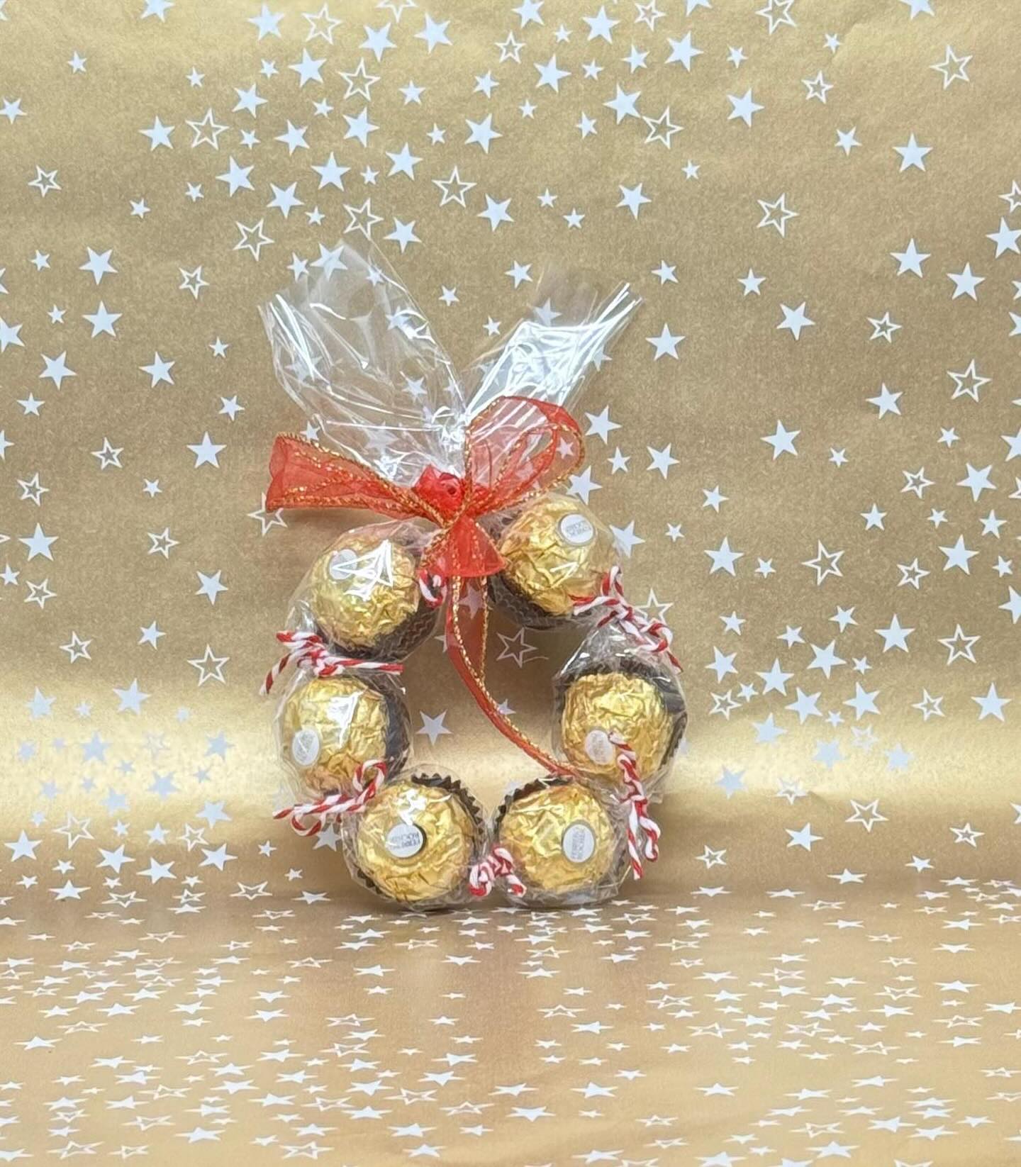 #kerstkransje. Van heeerlijke ferero chocolaatjes. Leuk om te geven. #doordirkje