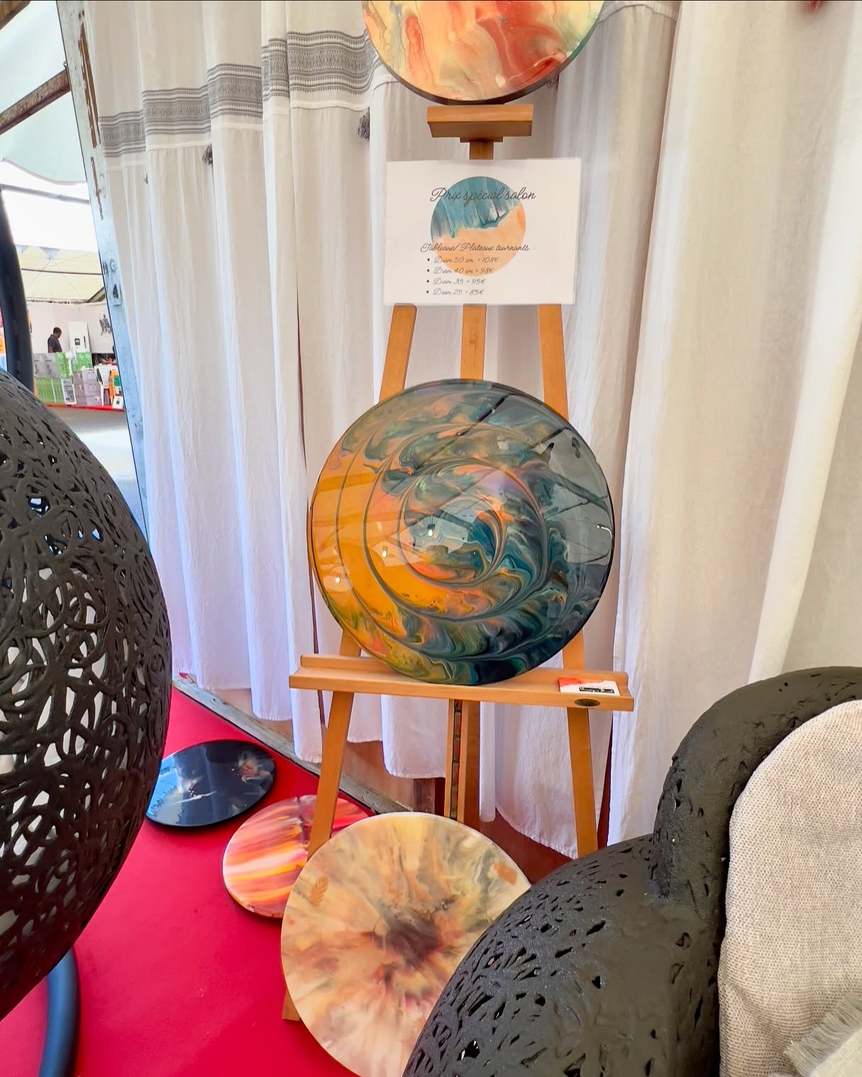 Présente au salon de l’habitat Martinique 🙏❤️🎁 jusqu’au dimanche 8 décembre inclus.
#cadeaupersonnalisé #peintureacrylique #peinturesurbois #plateautournant #veroniquedural #abstractartwork #faitmain #artistemartinique #martiniquelifestyle