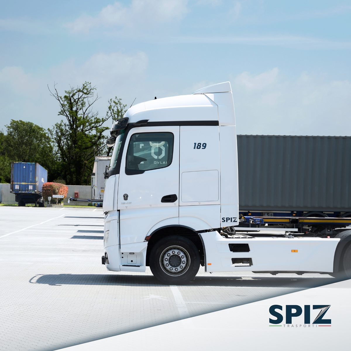 SPIZ Trasporti è una realtà dinamica e in costante crescita, che si è affermata come una delle principali società di trasporto intermodale in Italia. Grazie a un approccio orientato all’innovazione e alla personalizzazione, l’azienda offre soluzioni su misura pensate per soddisfare le esigenze specifiche di ogni cliente, assicurando al contempo la massima efficienza e affidabilità. Inoltre, l’esperienza consolidata nel settore consente all’azienda di affrontare con competenza le sfide logistiche più complesse, garantendo standard elevati di servizio.🚛
••••••••••••••••••••••••••••••••••••••••••
SPIZ Trasporti is a dynamic and constantly growing company that has established itself as one of the leading intermodal transport providers in Italy. Thanks to an approach focused on innovation and personalization, the company offers tailored solutions designed to meet the specific needs of each client, while ensuring maximum efficiency and reliability.
Furthermore, the company’s extensive experience in the sector enables it to tackle even the most complex logistical challenges with expertise, delivering high service standards.🚛
#SpizTrasporti #Logistica #Efficienza #Innovazione #Groupage #Stoccaggio #Manutenzione #PianiRibaltabili #Trasbordi #RicondizionamentoMerce #TrasportiAffidabili #Deposito