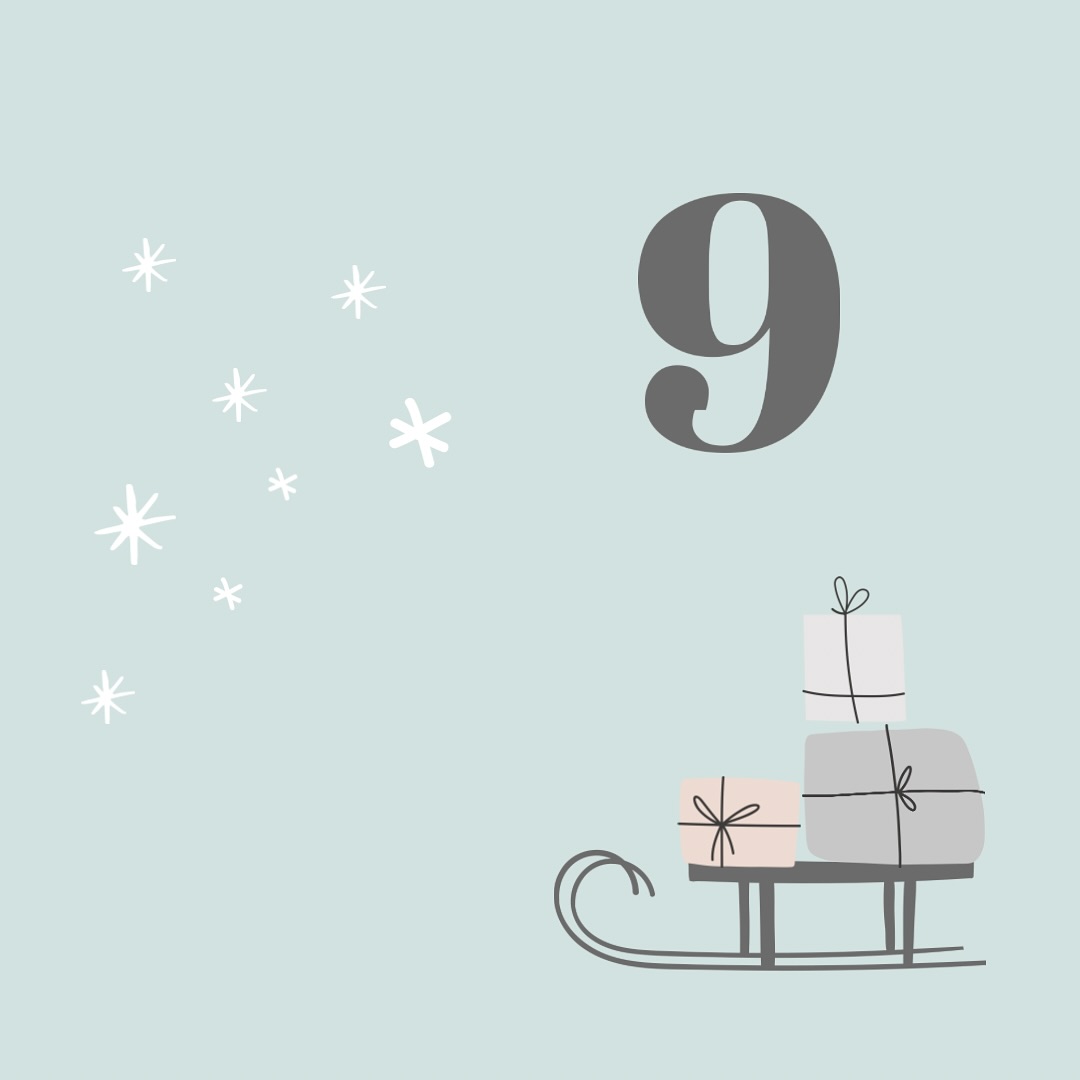 🙊 Wir kennen das alle!
Der gute Vorsatz, nach Feierabend noch etwas Produktives zu tun, wird schnell durch die Versuchung, noch eine Folge der Lieblingsserie zu schauen, oder das scrollen durch die sozialen Medien übertrumpft. Das Gefühl, etwas lieber später zu erledigen, kennen viele. Aber wenn das Aufschieben zu einem echten Problem wird, kann es frustrierend sein.
❓Warum prokrastinieren wir eigentlich❓
Es gibt viele Gründe, warum wir Dinge aufschieben:
😱 Angst vor Misserfolg: Manchmal haben wir Angst, eine Aufgabe nicht gut genug zu erledigen.
🤯 Überforderung: Wenn eine Aufgabe zu groß erscheint, können wir uns überwältigt fühlen und sie lieber aufschieben.
💯Perfektionismus: Manchmal wollen wir alles perfekt machen und schieben Aufgaben auf, weil wir glauben, noch nicht genug vorbereitet zu sein.
😣 Motivationsprobleme: Wenn uns eine Aufgabe keinen Spaß macht, fällt es uns schwer, sie anzugehen.
📺 Ablenkung: Unser Smartphone, soziale Medien oder andere Dinge lenken uns ab und machen es schwierig, uns auf eine Aufgabe zu konzentrieren.
❗️Zudem noch zwei Szenarien❗️
⛰️Aufgabenberg: Du hast einen riesigen Berg an Aufgaben, die dich überfordern. Du weißt gar nicht, wo du anfangen sollst und fühlst dich einfach erschlagen.
🙇♀️ Langeweile pur: Du hast so gut wie nichts zu tun. Die Arbeit ist langweilig und fordert dich überhaupt nicht heraus.
❗️Prokrastination bei Burnout und Boreout❗️
Sowohl Burnout (Überforderung) als auch Boreout (Unterforderung) können zu Prokrastination führen. Bei einem Burnout dient das Aufschieben von Aufgaben oft als Schutzmechanismus vor Überlastung, während es bei einem Boreout eher aus Langeweile und Demotivation heraus geschieht.
❗️❗️Wichtig: Wenn du das Gefühl hast, dass du alleine nicht mehr weiterkommst, solltest du dir professionelle Hilfe suchen.
Wenn ihr wissen möchtet, wie man das lästige Aufschieben loswird, schaut morgen hinter Türchen Nr. 10😊
#adventskalender #coaching #todo #clearyourmind #happylife #persönlichkeitsentwicklung #selfcare #stop