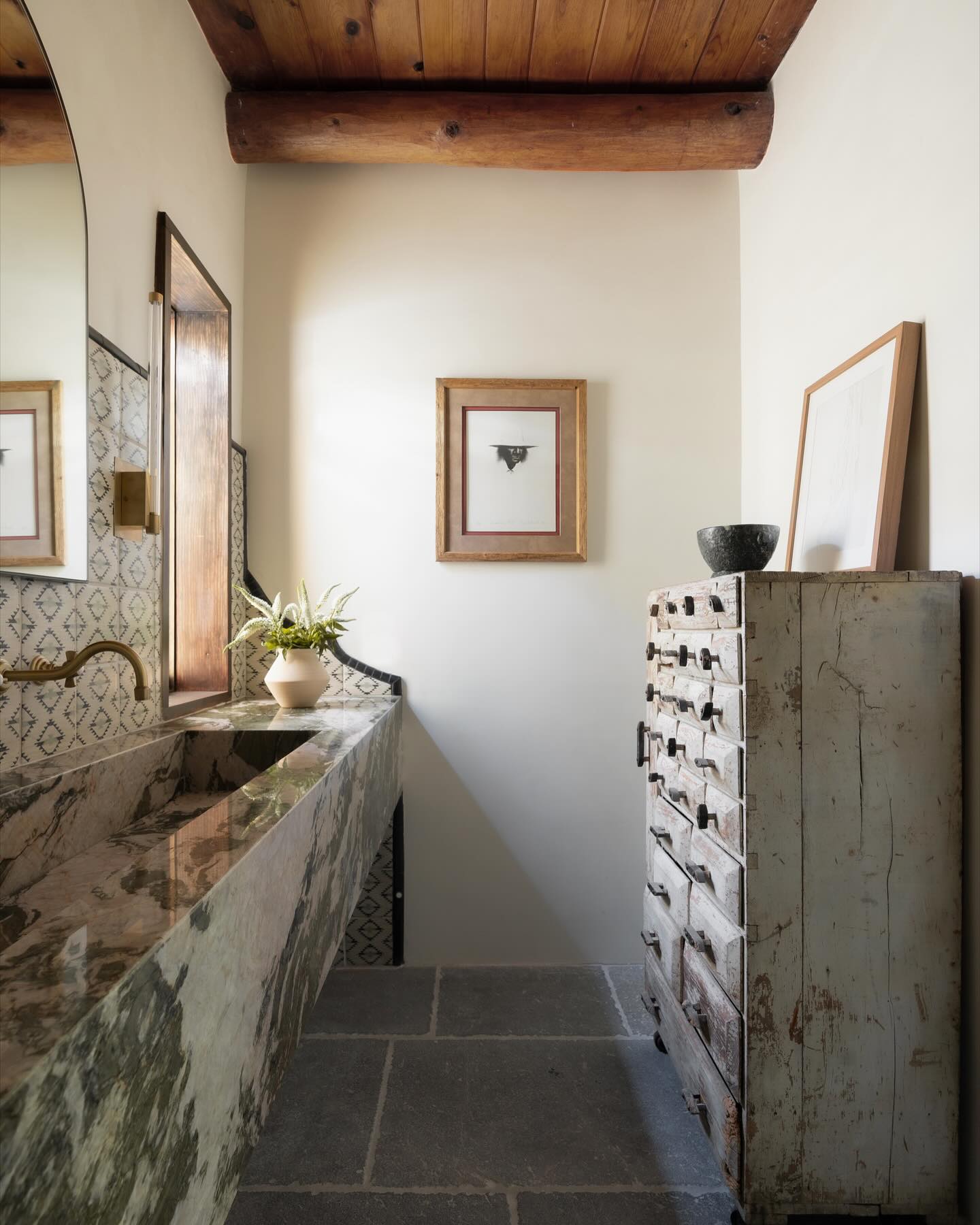 : after and before :
Located in the rolling plains of Santa Fe, STUDIO.ASHTEN redesigned this vacation home to honor its beautiful Adobe bones while crafting a fresh chapter for the historic estate. The furnishings and materials, a blend of custom and antique pieces, were curated from local artisans and established workrooms to create layered, inviting spaces that serve as a welcome retreat from the Client’s city life.