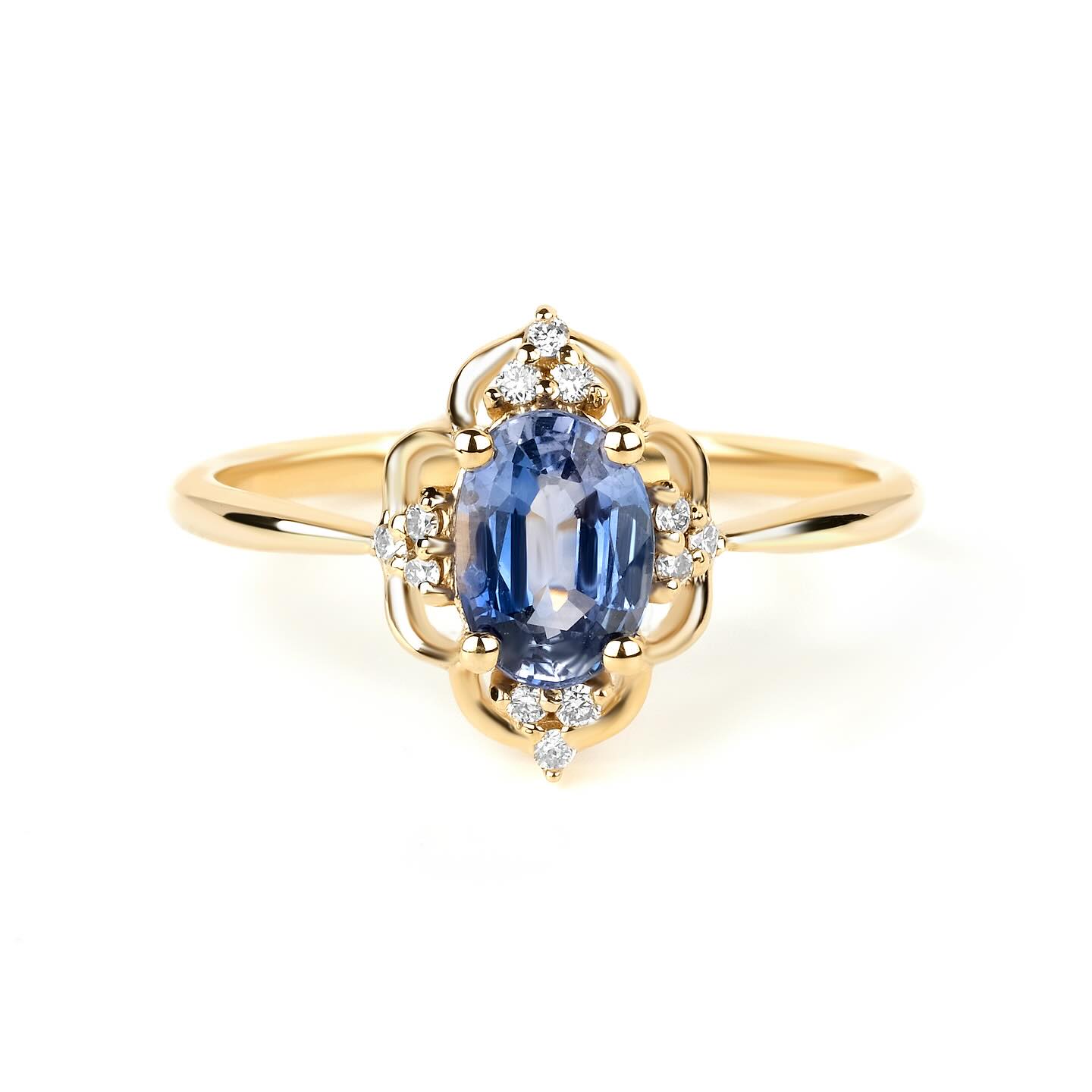 Cinderella Vintage Safir Tektaş
Zamanın izlerini taşıyan, kalbin derinliklerine dokunan bir eser… 💙💍
Modellerimizi www.bouceg.com adresli web sitemizden ya da Bursa’daki showroomumuzu ziyaret ederek sipariş oluşturabilirsiniz.
#tektas #safir #evlilikteklifi #yıldönümü #yılbaşı #kuyumculuk #mücevher #düğün #bride #wedding