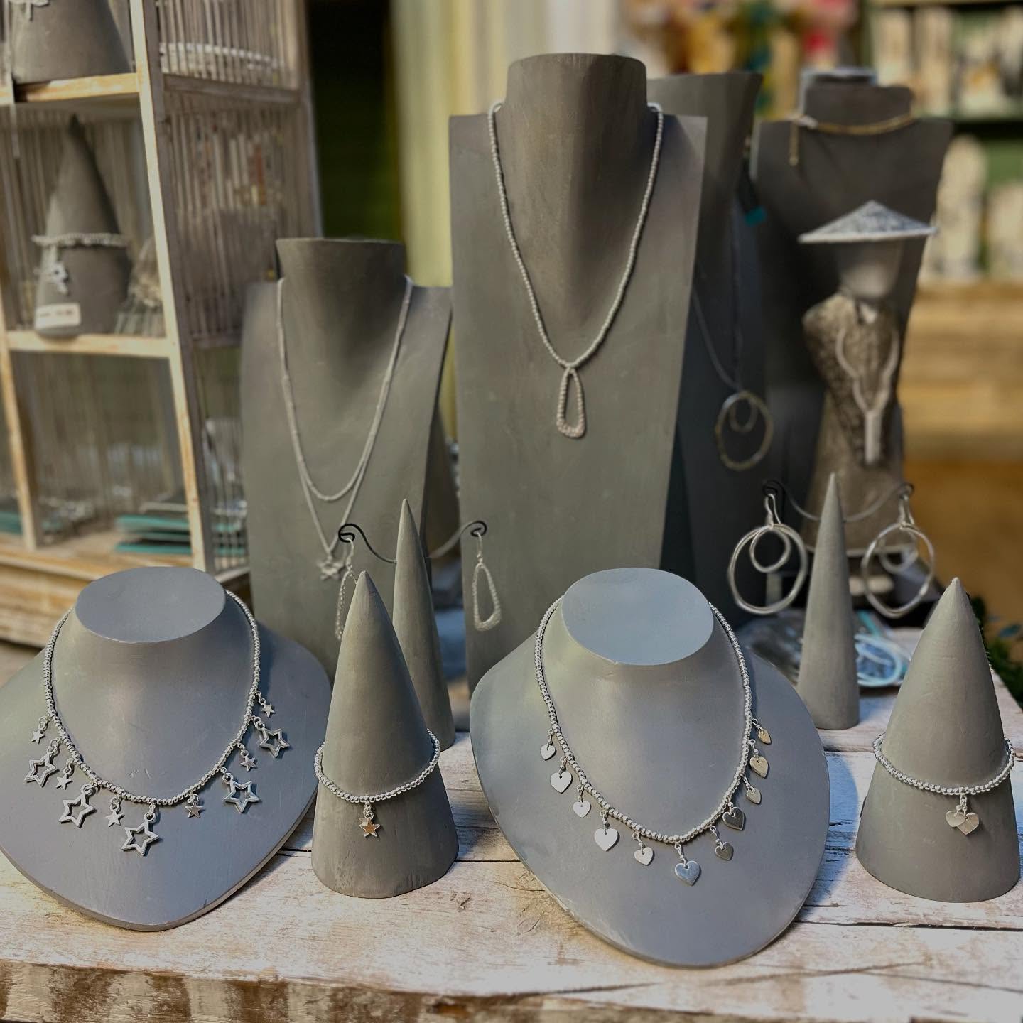 ✨Our Silver & Gold plated jewellery makes the perfect gift - but which to choose🤔
Whether you are shopping online or visiting our new Pop-Up store in Newark, make sure you take a look at the wide range of silver & gold plated jewellery.
Each piece is handmade in Bali and supplied with a cotton gift bag to make the perfect gift 🎁👌
The Buttermarket Pop-Up will be back open from Tuesday this week, 10-4 each day
Or shop online anytime - link in bio!💻
#silverplated
#goldplated
#handmadejewellery