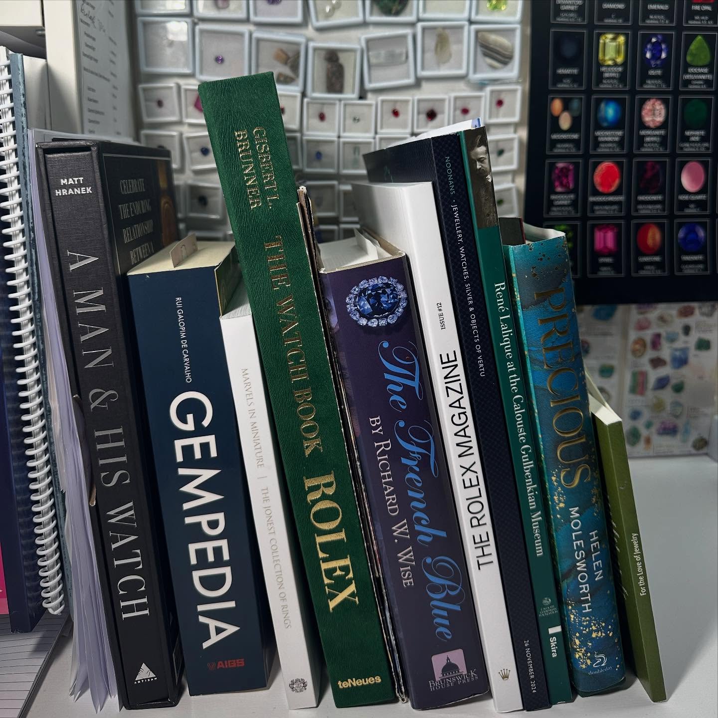 👩🏻🏫 Space needed for books 📚 some great memories and reading stacking up in the office
#gempedia @portugalgemas
#amanandhiswatch @matthranek
#marvelsinminiature @richmondandbutler
#thewatchbookrolex @glbrunner
@noonans
#renelalique @thegulbenkian
#precious @helenmolesworth
#fortheloveofjewellery