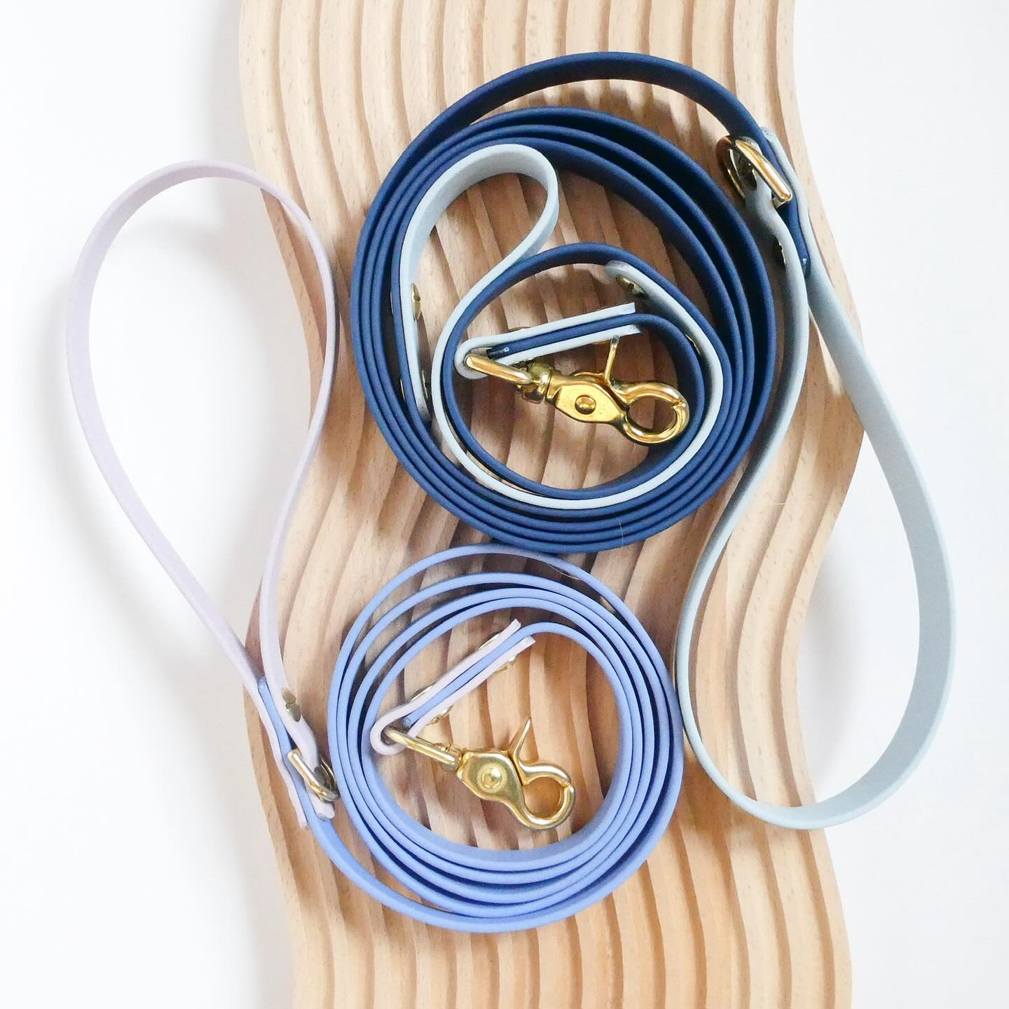 Need help choosing what width leash is best for you?
Here are our recommendations:
1/2” leashes are light weight and typically meant for small to medium sized dogs. Because 1/2” width is so lightweight all our long lines are made in this width.
3/4” leashes are a little stronger than 1/2” leashes making them great for medium and large sized dogs. A lot of people like the bigger width because they feel it gives them more to grab onto when walking their bigger dogs.
At the end of the day, it’s mostly personal preference. Which leash width do you prefer?