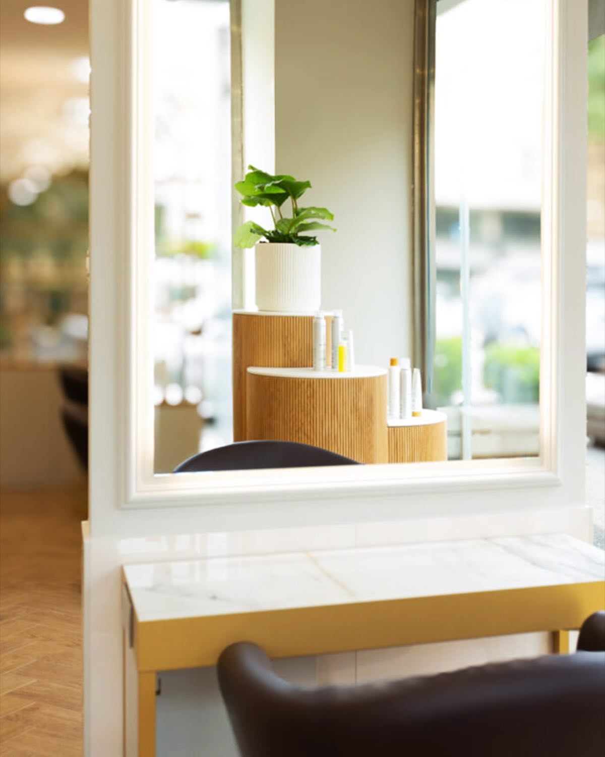 I dettagli che contano | @solidani.salon, Roma 📍
Non vi abbiamo ancora svelato tutto! Ci sono altri angoli da scoprire in questo grande progetto che ci ha visti protagonisti a Roma in una veste diversa dal solito. Questa volta, non ci siamo occupati di case, ma di spazi commerciali.
Scorri le immagini per scoprire gli espositori a forma di totem, eleganti e minimalisti, e quelli dorati, che aggiungono un tocco di lusso e ricercatezza, evocando la preziosità del mondo beauty.
Design esclusivo per spazi che ispirano. Contattaci per realizzare il tuo progetto su misura.
-
@chiocca.design
-
#design#architetturainterni#internidesign#designinterni#arredointerni#stylingtips#interioraddict#interiordesignerslife#interiordesignblog#interiordesignphotography#interiordesignstudio