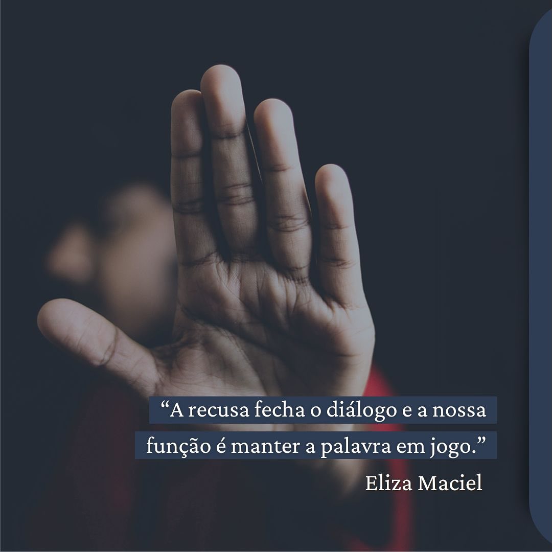 Tenho seguido aqui na rede e frequentado cursos de vários analistas bem mais jovens do que eu, quase todos referenciados à teoria lacaniana, que certamente nos conduz a Freud. Gosto da consistência teórica que demonstram, de uma oratória mais coloquial, de diferenças sutis em suas leituras, que me trazem questões, da articulação que vêm fazendo com nosso tempo, retirando poeira e mofo de posicionamentos datados do século passado.
Admiro e agradeço pela reparação que vêm fazendo da Psicanálise por antigas teorizações limitadas, exclusivas, retrógradas e, o pior de tudo, preconceituosas e, por isso mesmo, lesivas à sua própria teoria calcada na subjetivação e na singularidade. Tudo isso me encanta, me acaricia e me faz crer que a Psicanálise pode retirar do senso comum a impressão de que o analista é aquele sujeito que vive fazendo cara de “eu sei, mas não te conto”... Sinto muito prazer em aprender e refletir com eles.
Entretanto, há uma questão que sempre me intriga e entristece. A posição radical que assumem em recusar o diálogo com outros campos do saber que não sejam a Filosofia e as Artes. Afirmam, todos eles, assumindo um lugar de mestria e arrogância, que um Psicanalista só o é se pautar sua clínica única e exclusivamente na teoria psicanalítica. Falam de um lugar de certeza, de certeza radical.
Alguns pontos me intrigam a esse respeito. O primeiro deles vem da própria teoria à qual nos referenciamos. Nela, certezas são da ordem do imaginário e, portanto, são tão necessárias quanto são o terreno certo para serem questionadas. Todo fechamento em certezas nos aprisiona, impede a solução criativa, e nos coloca em um sistema hermético, adoecido e paralisante.
O segundo ponto é que a Psicanálise, historicamente, nos seus momentos mais ricos e fascinantes, se deu e se revolucionou pela dissidência. Nossa posição é dissonante, não conformada às métricas estabelecidas, quaisquer que sejam elas.
Terceiro: sempre me pergunto diante dessa posição fechada que encontro, quanto conhecem daquilo que recusam? Quanto se abrem às questões antes de estabelecerem suas posições? Ora, não é exatamente esse o maior antídoto ao preconceito? Não é esse o nosso compromisso?