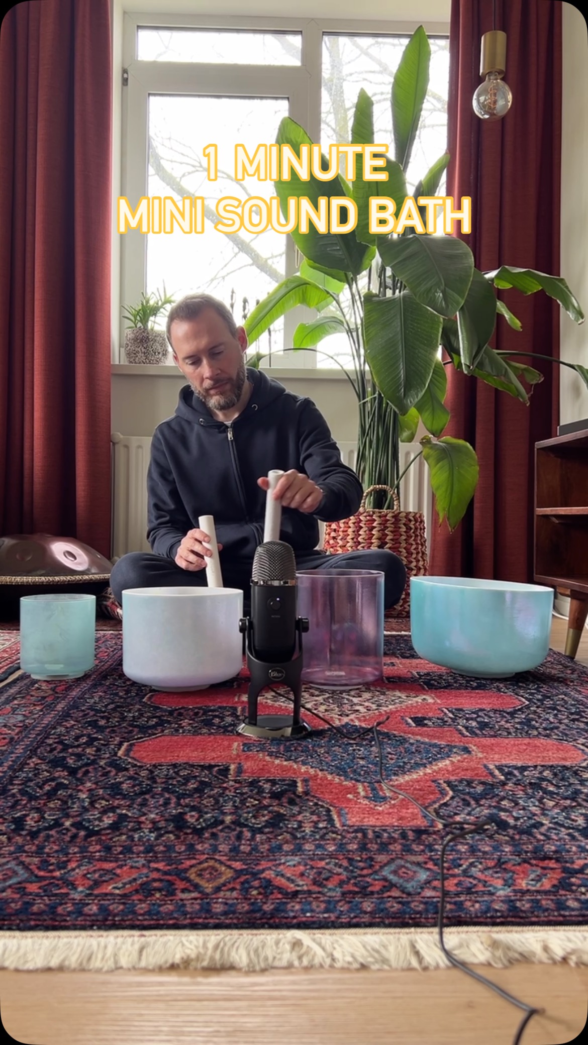1 min Mini Sound Bath met Alchemy Crystal Singing Bowls✨
- Zoek een comfortabele plek om te liggen of te zitten in alle rust.
- Indien mogelijk luister met hoofdtelefoon of oordopjes.
- Adem diep en uit en sluit je ogen.
- Gun jezelf deze 1 min break om te relaxen en releasen.
Weet je waarom deze bowls singing bowls heten?
Omdat ze letterlijk gaan zingen als je ze aanstrijkt.
Ze resoneren met ieder hun unieke tonen en zodra er meerdere tegelijk zingen dan ontstaat er een Binaural beats effect waarbij je hersenen verschillende frequenties waarneemt per oor.
Doordat je hersenen dit verschil tussen de tonen waarnemen, maken zij een derde toon aan, de verschiltoon.
Onze hersenen zijn geneigd deze derde toon te volgen en de hersengolven daarmee te synchroniseren wat leidt tot diepe ontspanning, rust en releases.
Voor het beste effect is de real life experience aan te raden waarbij je daadwerkelijk zelf het Binaural beats effect in de ruimte waarneemt en de vibraties kunt voelen in je lichaam💫
Ik begeleid je graag bij een Sound bath groepssessie of een Sound healing prive sessie.
#SoundHealing #SoundBath #SoundJourney #Alchemybowls #CrystalTones