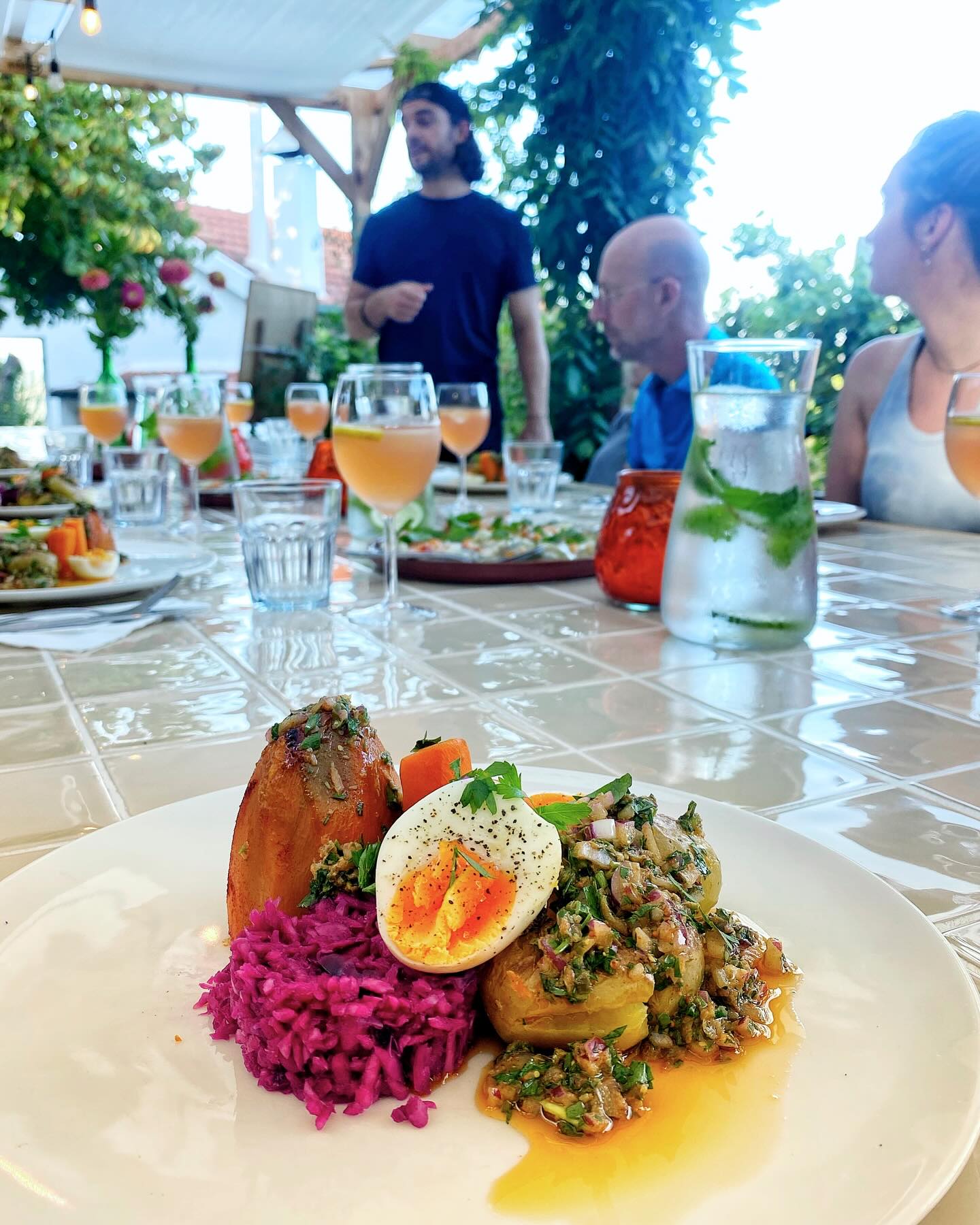 Food.
A véry important part of Deveza.
Whether you are joining a retreat, yoga holiday or spending your Summer holidays with us; Giel loves to spoil you with tasty, fresh and beautiful food!
And if your little ones are not up for the grown up dishes, we’ll have a kids menu for them ☺️
•
#glamping #dinnernight #cuisine #summerholiday #familydinner #retreatportugal #yogaholiday #vakantieinportugal