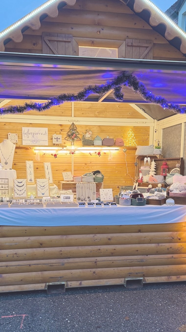 Merci à toutes les personnes venues nous rendre visite au marché de la St-Nicolas à Romont.
J’ai passé un super moment en votre compagnie.
Et merci à @nat_jaggi qui a partagé le chalet avec moi. Parfois, il y a des personnes qui entre dans nos vies et viennent l’illuminer ! Nathalie fait partie de ces merveilleuses personnes qu’on gagne à connaître !
Nathalie je te souhaite beaucoup de succès avec tes créations en coton et t-shirt recyclés. Merci pour ces beaux moment partagé ensemble 🙏🏻😇
#lithothérapie #developpementpersonnel #énergiepositive #marchédenoël