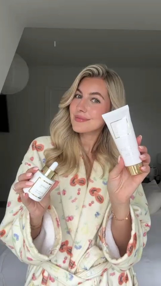 Get unready with the beautiful @sylvanamenke 🤍✨️. She is using La Crème Cleanser and Le Youth Sèrum for super clean, hydrated, nourished and glowing skin ✨️
•
•
#naturalskincare #commeçaskincare #consciousskincare #veganskincare #skincaretutorial #getunreadywithme #eveningskincareroutine #eveningskincare #GlowingSkin
