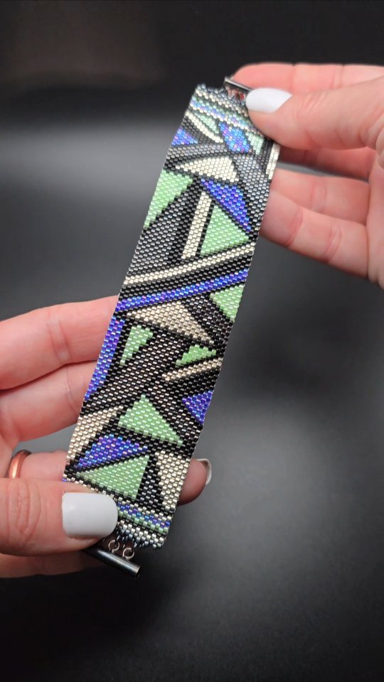 "Movement" - cuff bracelet.
This bracelet is on my site with a full description.
❗️ If you want a discount, please contact me. I will send you a code. 😉
#cuffbracelet #bracelet #beadedbracelet #handmade #customjewelry #ottawa #canada #smallbusiness #handmadejewelry #jewelry #blue #green #silver #grey #seedbeads #giftideas #supportsmallbusiness