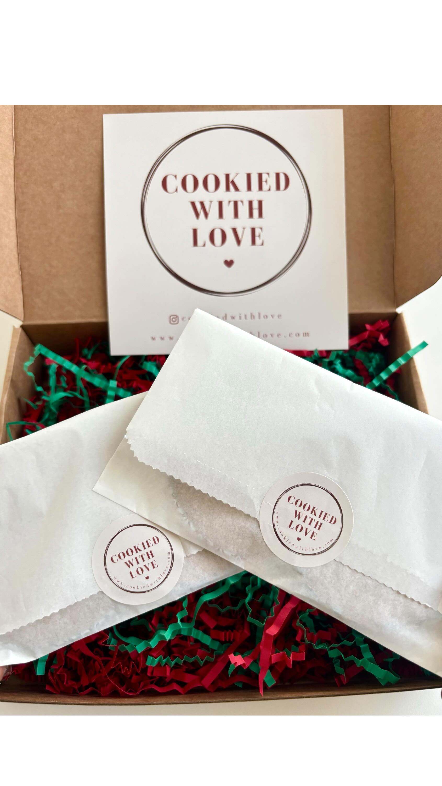 🎄 It’s the most wonderful time of the year… to GIVEAWAY cookies!🎄
We’re thrilled to announce the launch of our limited-edition Christmas boxes, featuring:
✨ 4 Chocolate Orange cookies
✨ 4 BRAND NEW Gingerbread & White Chocolate cookies (yes, you read that right—our first-ever Gingerbread flavour is here!)
To celebrate, we’re running a Christmas giveaway! Two winners will receive a box of these festive delights—one for you and one for a friend! 🎁🍪
To enter:
1️⃣ Like this post ❤️
2️⃣ Follow @cookiedwithlove (you and the friend you tag must be following)
3️⃣ Tag a friend in the comments (as many friends as you’d like—each comment is a separate entry!)
The giveaway ends, Friday 6th December 2024, and the winner will be chosen at random and announced on our story the following day, so stay tuned!
Delivery is limited to UK mainland addresses. Your cookies will be freshly prepped and sent out for delivery the following week.
Who else is excited to try these Christmas cookies (especially the new Gingerbread flavour)? Let us know below! 🎅🍪
Get tagging, and good luck! ❤️💚🤎
📹 @knd.madeit
#ChristmasCookies #GingerbreadDebut #ChocolateOrangeCookies #Giveaway #CWLChristmas #CookiedWIthLove