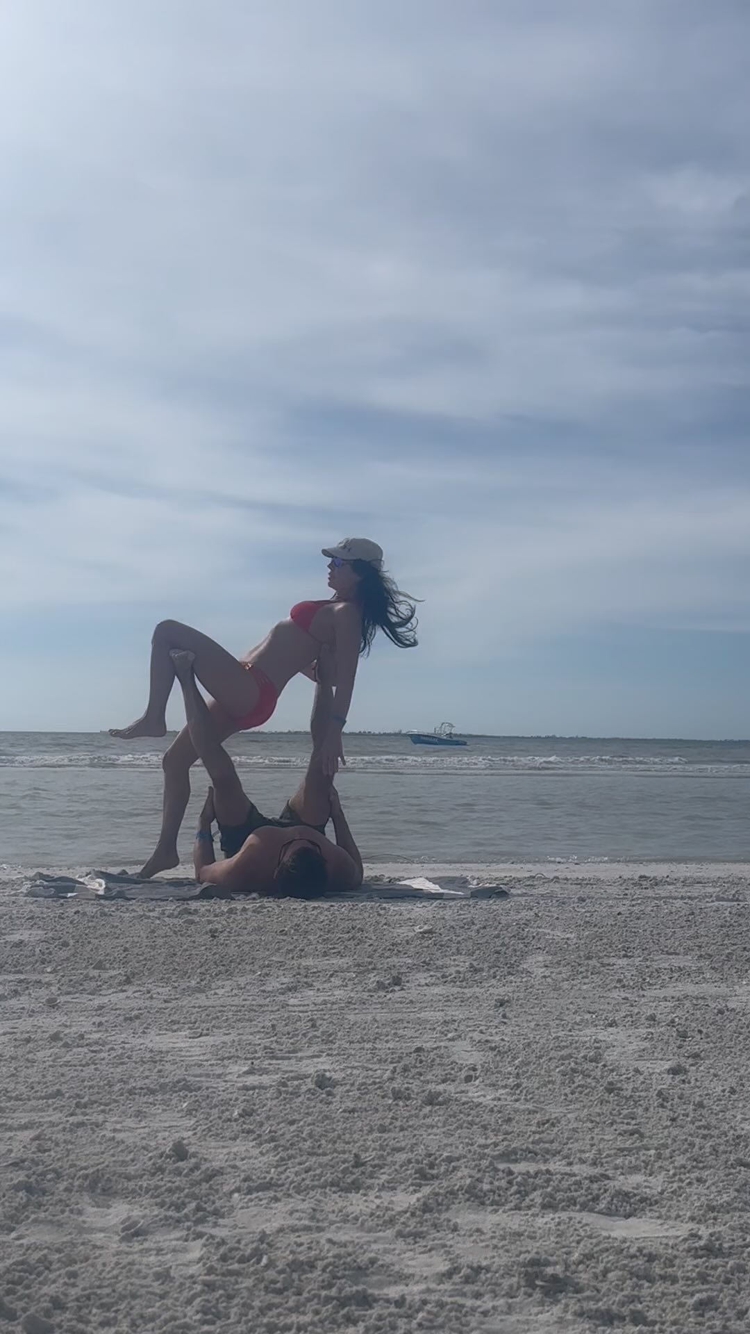 Here's your weekly reminder to never give up. Sooner or later you might just get it right 😉 🧘
.
#acroyogafails #acroyoga #itisntaseasyasitlooks #funny #falls