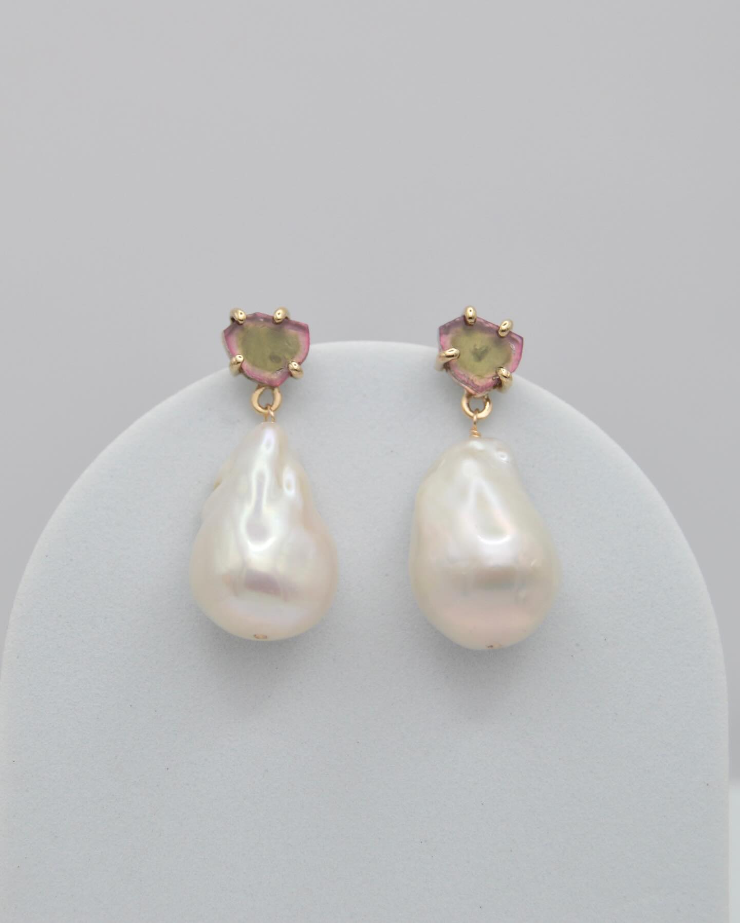 In Greek mythology, pearls were thought to be the tears of the gods, and in ancient Chinese lore, they were believed to bring protection against fire and dragons.
These beauties would be the perfect statement earrings for a holiday party! Watermelon tourmaline studs set in 14k gold adorned with baroque pearls.
#gemstonejewelry #naturalgemstone #14kgold #goldjewelry #solidgold #goldearrings #baroquepearls #watermelontourmaline #handmadjewelry #finejewelry #luxuryjewelry #oneofakindjewelry #customjewelry #artisanjewelry #jewelrydesign #metalsmith #portlandmainejewelry #jewelrymaker #jeweler