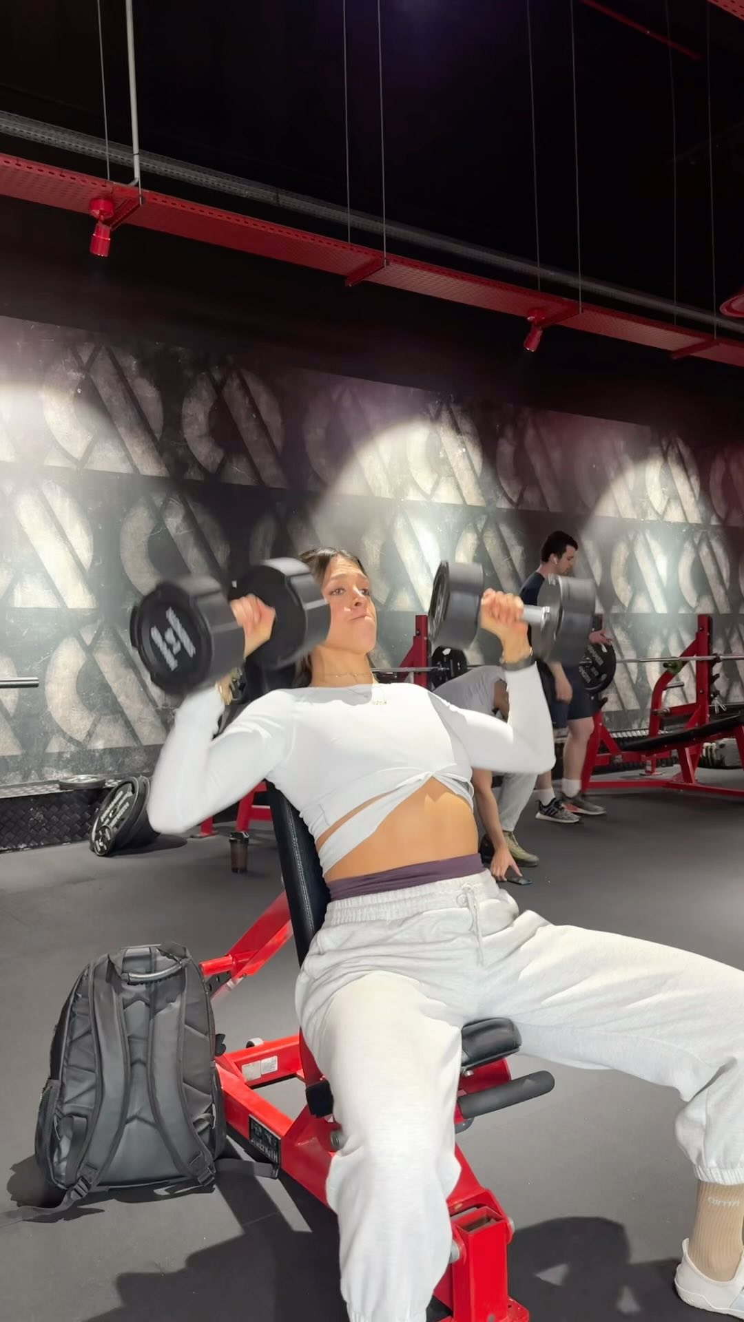 ✨OUVRE-MOI ✨
Ne passe pas à côté de tes gains !
Enregistre ce post et abonne-toi à @julienutrifit pour des conseils quotidiens comme celui-ci !
Pour des résultats 10x plus rapides 💥
Pourquoi travailler en amplitude complète ? Parce que tu optimises :
• PLUS d’étirement musculaire
• PLUS de temps sous tension
• PLUS d’intensité
= Croissance musculaire maximale 💪
💡 Retiens ça : Tant que tu t’entraînes près de l’échec et que tu standardises ton amplitude de mouvement, tu crées les conditions idéales pour le développement musculaire.
👉 Exemple pratique :
Travaille tes développés militaire, tes squats ou tes presses inclinées avec une amplitude totale et un contrôle maximal. Pour t’habituer à descendre plus bas, diminue la charge au début ou utilise la Smith machine pour pratiquer en toute sécurité.
📌 Astuce : Garde toujours une bonne technique et privilégie la qualité du mouvement sur la quantité de charge.
🔍 Et toi, tu fais attention à l’amplitude et à l’étirement dans tes entraînements ? Dis-moi en commentaire ! 👇
💥 Envie d’atteindre tes objectifs avec un plan personnalisé ?
✨Je t’accompagne avec des programmes sur-mesure en nutrition et entraînement adaptés à ton mode de vie. 🚀
👉 DM-moi « GO » pour en savoir plus et démarrer dès aujourd’hui !
.
.
.
#coach #coachenmusculation #hypertrophy #hypertrophie #fitgirl #shoulders #fitfrenchies #gymgirl #gymrat #gymreels #explore #explorepage #reels #musclebuilding #gym #womenwholift #workout #musculation #bodybuilding #trainingtips #workoutvideos