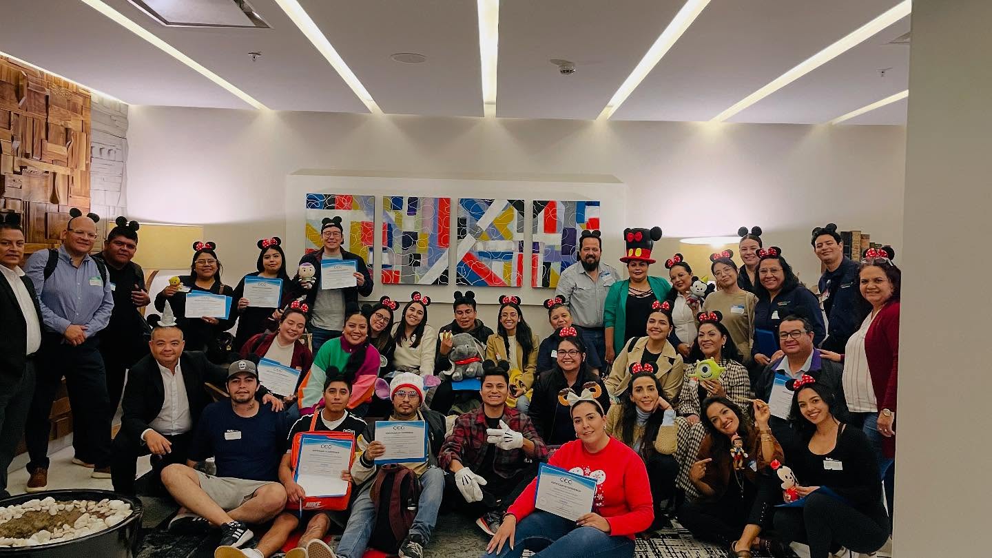 🎓 Cada diploma representa un compromiso: superar expectativas, crear conexiones únicas y convertir clientes en fans leales. ¡El entusiasmo de este grupo fue contagioso! 🧡
Gracias por compartir este viaje lleno de aprendizaje y diversión. 🌟
#CreandoMagia #ServicioExcepcional #CustomerExperience #ModeloDisney
