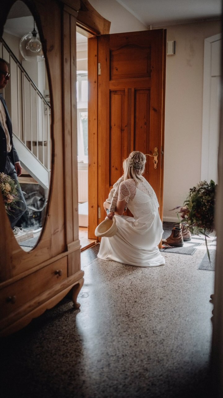 Diese beiden haben ihre Hochzeit so sehr zu ihrem ganz eigenen „WIR“ gemacht – und es war einfach wunderschön, genau deshalb. Es war nicht alles typisch Hochzeit. Aber genau das hat es so besonders gemacht.
Ich wünsche mir so sehr, dass ihr euch traut, Dinge auf eure Weise zu machen. Nicht, weil „man das eben so macht“, sondern weil es euch entspricht, weil es sich für euch richtig anfühlt. Ihr investiert so viel Herz und Geld in diesen einen Tag – sollte er dann nicht auch ganz und gar euer Tag sein? Einer, der euch als Paar widerspiegelt, mit all dem, was euch ausmacht?
In unseren Vorgesprächen kann es auch genau darum gehen: Was passt zu euch? Was fühlt sich echt an? Lasst uns zusammen mutig sein und das Thema Hochzeit für euch ganz neu denken. Es gibt kein Richtig oder Falsch – nur das, was euch glücklich macht. ✨
#hochzeitsfotografie #weddinginspo #hochzeitmitherz #echtemomente #paarshooting #lovestory #unkonventionellehochzeit #WeddingReel #heiraten2024 #heriaten2025 #hochzeitsideen #heirateninhamburg #heirateninschleswigholstein #heirateninflensburg