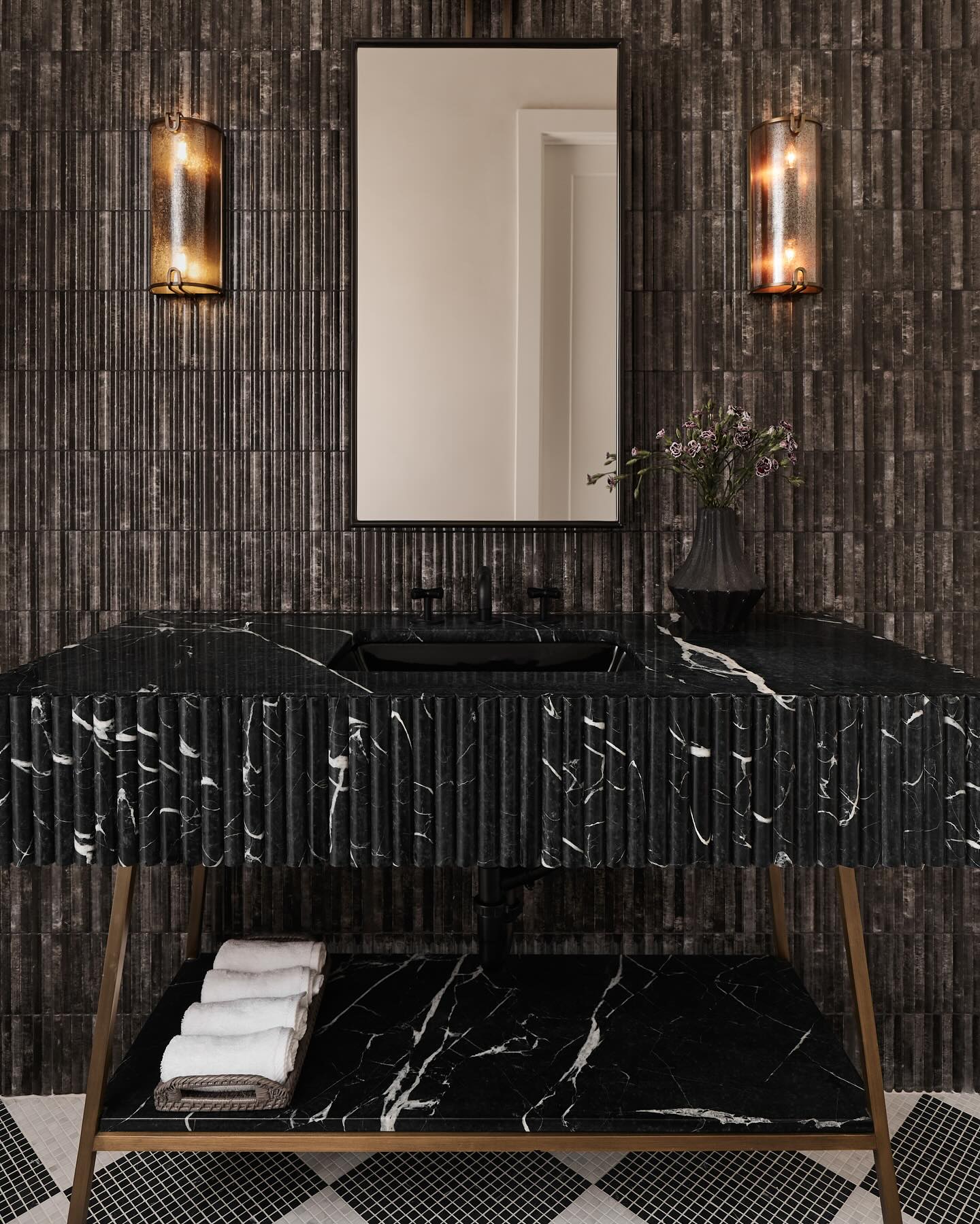 Bold, dramatic, and sleek.
Powder bath at our recently completed Westlawn project.
Interior Design & Construction: @me.development
Photography: @yanglincphoto