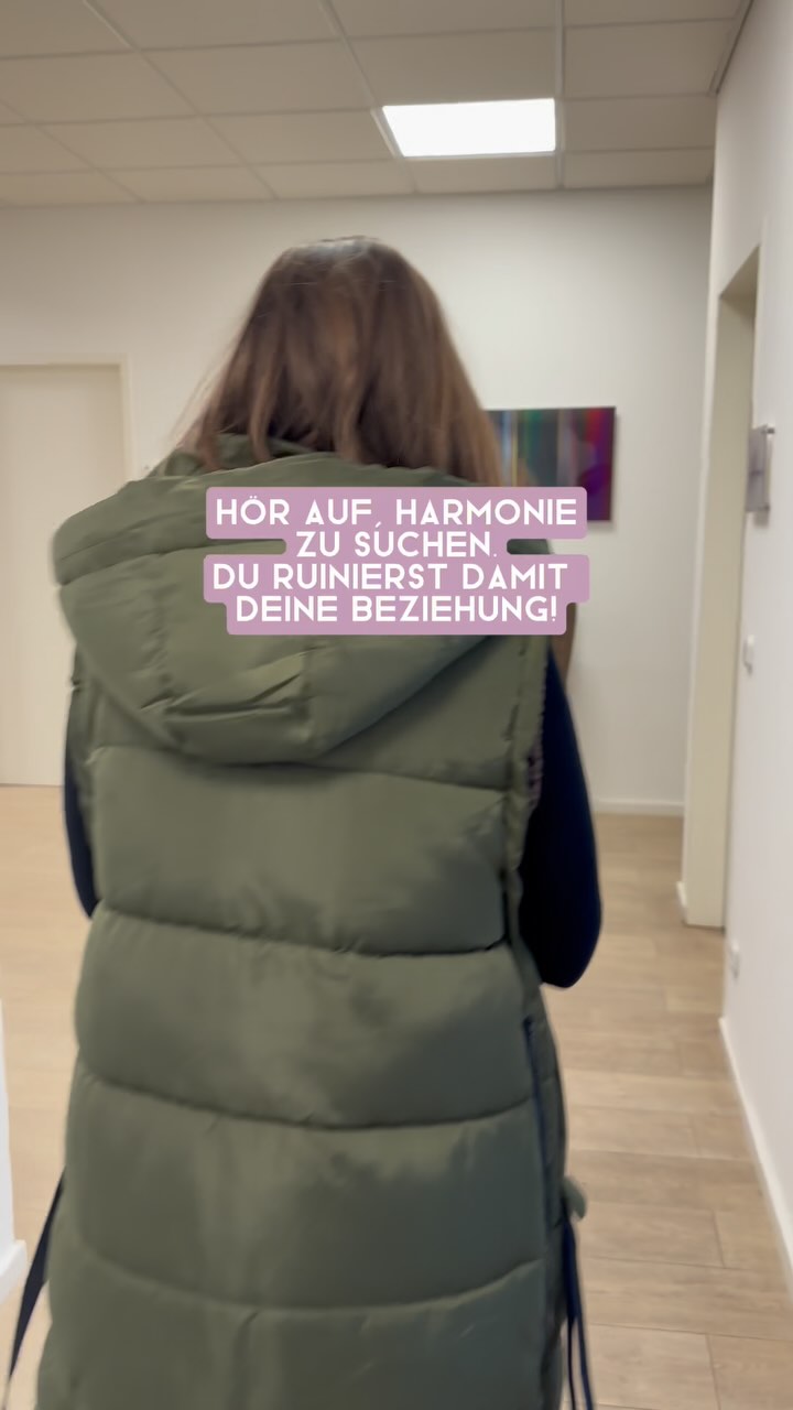 Streit ist nicht der Feind einer Beziehung – das Schweigen danach ist es. Laut einer Studie führt Konfliktvermeidung in 65 % der Fälle zu emotionaler Distanz. Warum? Weil unausgesprochene Themen die Basis für dauerhafte Unzufriedenheit legen.
Lösung: Konflikte bewusst ansprechen, dabei „Ich-Botschaften“ nutzen und nicht den anderen angreifen. Z. B. statt „Du hörst mir nie zu!“ sag: „Ich fühle mich oft übergangen, wenn ich meine Meinung äußere.“
Probier es aus und schreib mir in den Kommentaren, welche „Ich-Botschaft“ dir am schwersten fällt – ich helfe dir, sie zu formulieren!