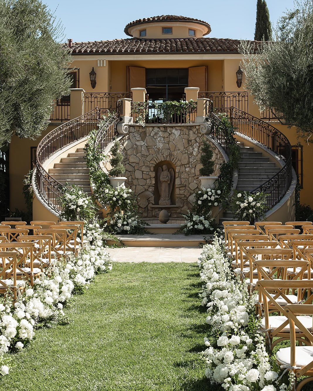 Elegant + Timeless
Venue @calipasowineryandvilla
Planning @paso_weddingsmith
Photography @jleighphotography_
Videography @jleighphotography_
Florals @brookeedelmanfloral + @countryfloristandgift
Cake @slocakery
#pasorobleswedding #winerywedding #weddingaisleflorals #weddingceremony #weddingceremonyflowers #californiawedding #weddingflowers #whiteweddingflowers #luxurywedding #luxuryweddingflowers #pasorobles #winery #estatewedding