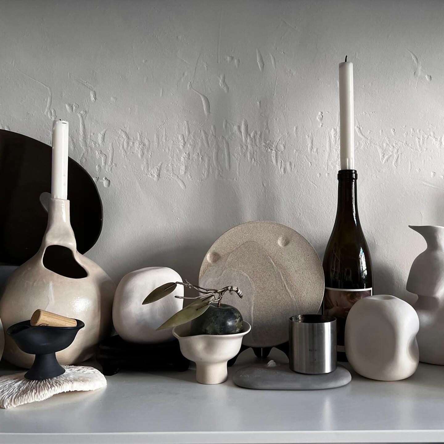 |MEDIA PODCAST COVERAGE|éphēlis of DIP
【Incubatee Updates】 媒體訪問 | éphēlis 具瑕疵美的個人探索
對於追求藝術的朋友,設計的背後常常隱藏著深刻的故事。陶瓷設計師Queenie Chan 以「融合女性身體線條未必是有意識的宣言」為設計主旨,分享她探索自身容貌體態及外界審美標準的一趟旅程,並將這些感受投射於她的陶瓷作品中。
她的創作不僅展現了女性之美,也反映了她對自我認同的反思。想了解她的靈感來源以及設計背後的故事?請勿錯過以下RTHK電台節目。
節目名稱:《香港設計有故事》
播放時間:2024年12月2日 (星期一) | 8pm – 9pm
電台名稱:香港電台普通話台 AM621
節目重温:Link in bio
不要錯過這次與Queenie Chan的精彩對話,讓我們一起探索她的藝術世界!
————————————————
緊貼我們第一手資訊👇🏼
🔹Facebook: facebook.com/dip.hkdc
🔸Instagram: instagram.com/dipincubation/
🔹Linkedin: linkedin.com/in/hkdcdip/
#設計創業培育計劃 #DesignIncubationProgramme #DIP #diphkdc #dipincubation #designsinHK #dipdesign #dipcommunity #hongkongdesigner #designcommunity #hongkongdesign #designinspiration #designerlabel #incubateeupdate #ephelis