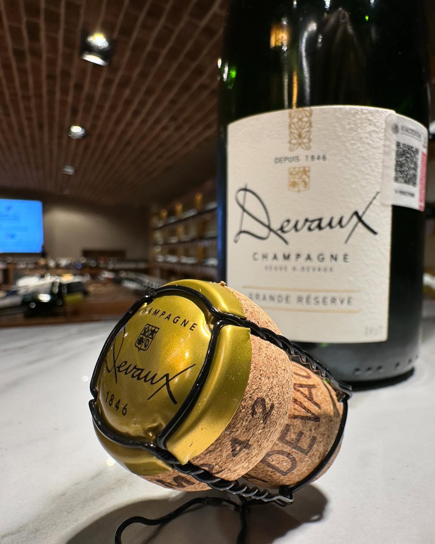 Champagne Devaux Grande Reserve.
🇫🇷 Côte des Bar, Champagne.
🍇 pinot noir, chardonnay
🏺36 meses sobre lías
#redwine #vinotinto #winestagram #winelover #instawine #winetasting #wine #catavino #wineporn #winetime #winegeek #wineinfluencer #wineoclock #cheers #sommelier #francia #champagne #cotedesbar #pinotnoir #chardonnay