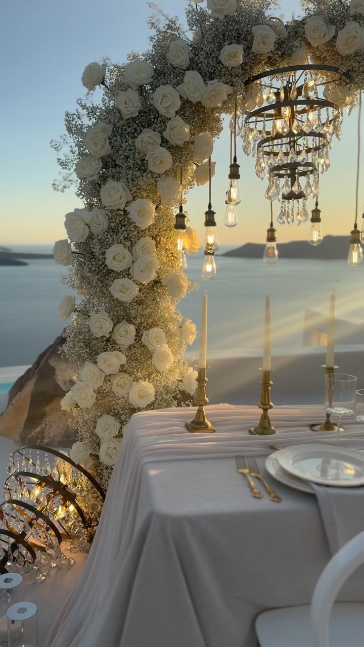 One of our September magical wedding what else than a romantic dinner contemplating the sunset ?
#santoriniwedding#europewedding#greeceweddings#santoriniweddingplanner#greeceweddingplanner#luxuryweddings#creativeweddings#destinationweddingplanner#