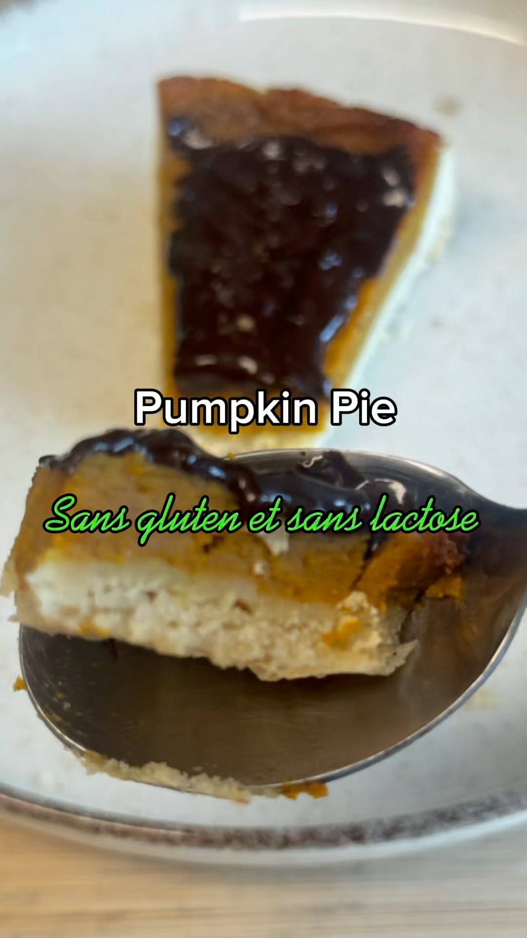 Pumpkin Pie 🥧⬇️
Sans gluten et sans lactose à faire pendant ces fêtes de fin d’année ✨
✨ Ingrédients :
Pour la croûte :
• 150 g de mélange farine de riz/farine d’amande (2/3 farine de riz, 1/3 farine d’amande) ou un mix type Fit Vegan Pancakes nu3.
• 20 g de poudre d’amande
• 30 g de stévia
• 1 c. à café de cannelle
• 2 c. à soupe d’huile de noix de coco (60 g)
• 1 œuf
• 1/4 c. à café de sel
• Un peu d’eau pour lier la pâte si nécessaire
Pour la garniture :
• 2 tasses ou 450 g de purée de potiron (~2 potirons)
• 1/2 tasse de crème de coco
• 1/2 tasse de sirop d’érable (160g)
• 2 œufs + 1 jaune d’œuf
• 1 c. à café de cannelle moulue
• 1,5 c. à café d’épices pour tarte au potiron (ou 1/4 c. à café de gingembre, 1 pincée de muscade, 1 pincée de clou de girofle)
• 1 c. à café d’extrait de vanille
• 1/2 c. à café de sel
🌟 Instructions :
1️⃣ Préchauffe ton four à 180°C et prépare la purée de potiron. Coupe les potirons en deux, retire les graines, et place-les face coupée vers le bas sur une plaque de cuisson.
Fais rôtir au four à 180°C jusqu’à ce qu’ils soient tendres (~30-45 min). Laisse refroidir, retire la peau, et réduis en purée.
2️⃣ Dans un bol, mélange tous les ingrédients jusqu’à obtenir une pâte sableuse qui colle légèrement. Graisse un moule avec un peu d’huile de coco et tapisse le fond et les côtés avec la pâte.
3️⃣ Prépare la garniture : Dans un grand bol, mélange la purée de potiron, la crème de coco, le sirop d’érable, les œufs, les épices, l’extrait de vanille et le sel. Fouette jusqu’à ce que la texture soit bien homogène.
4️⃣ Verse la garniture sur la croûte en la répartissant uniformément.
5️⃣ Enfourne pour environ 30 minutes, ou jusqu’à ce que la garniture soit bien prise.
👉🏼 Laisse refroidir complètement avant de déguster.
🍁 À servir avec : une cuillère de crème fouettée ou un filet de chocolat noir pour encore plus de gourmandise.
📌 Enregistre ce post pour ne pas perdre la recette ou partage-le avec quelqu’un qui doit te la préparer !
.
.
#recette #sansgluten #sanslactose #dessert #foodinspiration #reels #explore