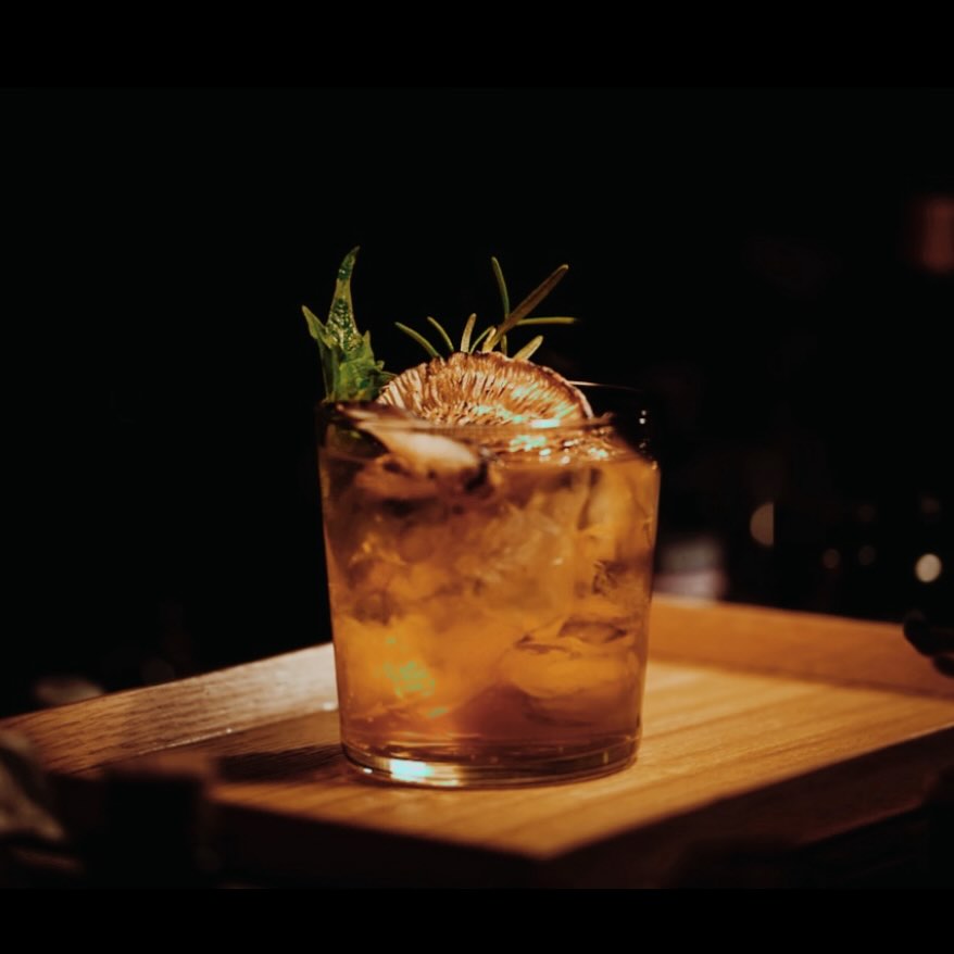 𝗖𝗛𝗥𝗜𝗦𝗧𝗠𝗔𝗦 𝗛𝗘𝗥𝗕𝗔𝗟 𝗪𝗢𝗥𝗞𝗦𝗛𝗢𝗣
𝗦𝗔𝗧𝗨𝗥𝗗𝗔𝗬 𝟭𝟰𝗧𝗛 𝗗𝗘𝗖𝗘𝗠𝗕𝗘𝗥 - 𝟭𝟬:𝟯𝟬𝗔𝗠 🌿🍸
Join us for a delightful Christmas workshop where you’ll learn the art of crafting herbal switchels!
Perfect for warming up 🔥🔥your festive gatherings, these delicious concoctions can be transformed into vibrant cocktails or refreshing mocktails, enjoyed on their own, or gifted to loved ones.
Discover the magic of herbal ingredients as you blend flavours and create a unique beverage that will impress your friends and family. 💫🧙🏼
Whether you’re looking for festive fun or a thoughtful gift, this workshop is the perfect way to embrace the spirit of the season. ♥️
Reserve your spot today and elevate your Christmas celebrations! 🎅
Price 20.00 p/p which includes a switchel (RRP 15.00) to take home and a free cocktail recipe card to get you started. Workshop limited to 6 places.
Book online via the link in the bio, naturally.