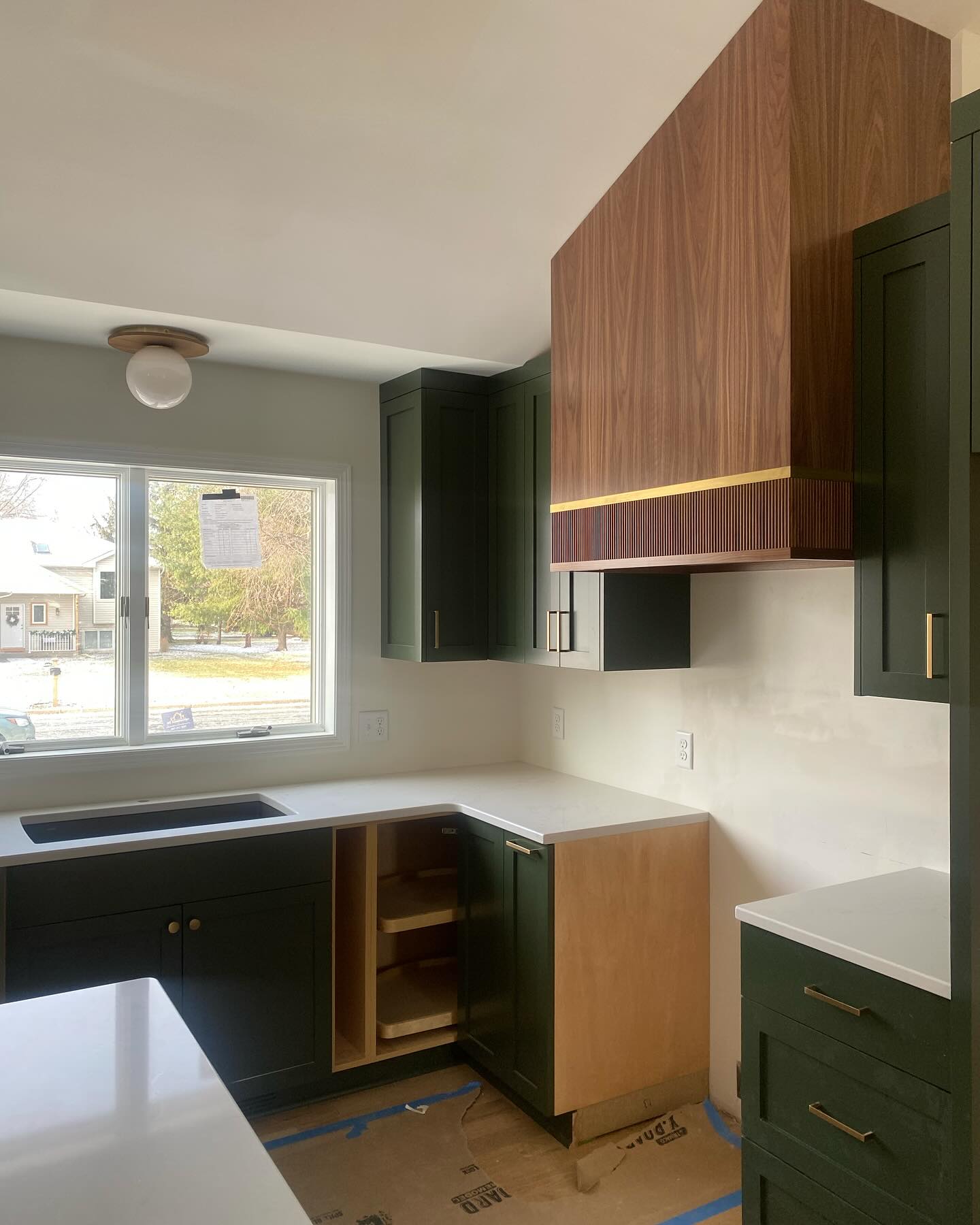 Adding this progress photo of our Hudson Kitchen Remodel to the feed because, why not?! Love the green, walnut, and brass combo. It’s too good!
#kitchendesign #homeinspo #kitchen #midcenturymodernkitchen #greenkitchencabinets