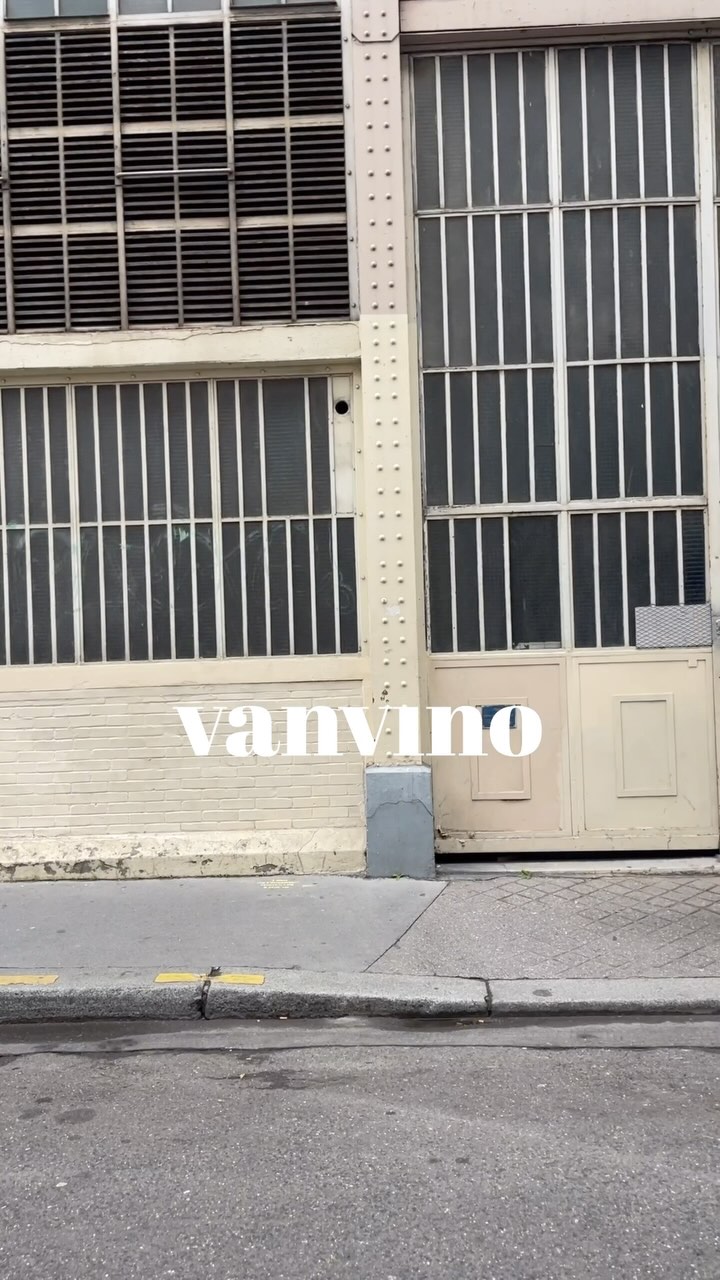 When you are late tho the office…
#vanvino #textileforliving #late #office #outfit #rush #run #runner #you