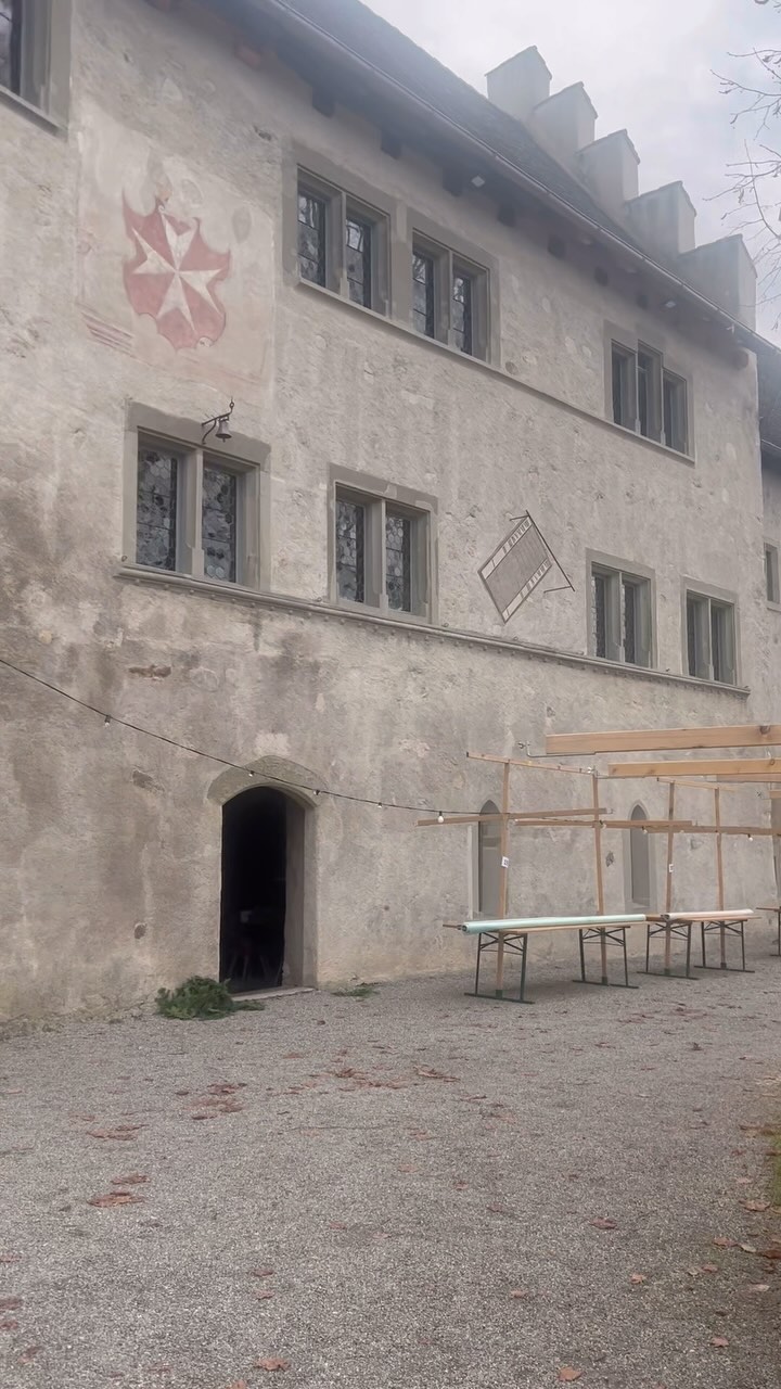 Morgen um diese Zeit findet der schönste Weihnachtsmarkt im Zürcher Oberland statt. Ich werde mit meinen Vivescam Schmuckstücken & vielen weiteren Geschenkideen mit Edelsteinen vor Ort sein - ich habe wieder den selben Marktstand wie letztes Jahr und freue mich auf Dich!
Weihnachtsmarkt im Ritterhaus Bubikon, 11.00 bis 17.30 Uhr🌲⭐️🌲
#edelsteine #weihnachten #weihnachtsmarkt #schmuckliebe #geschenkideen #geschenk #zürich #zürcheroberland #bubikon #ritterhausbubikon