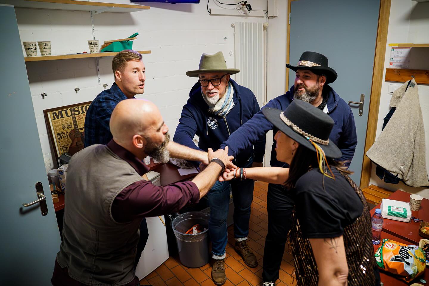 Ein kleiner Einblick hinter die Kulissen von unserem Jubiläumskonzert 🤜🏼🤛🏼
📸 @nissyen.arts
#countrymusic #musicfromswitzerland #americana #countrymusiclovers #10yearsontheroad #lifeisgoodwithrosewood #rosewoodbandswitzerland #kulturschachtle #adliswil