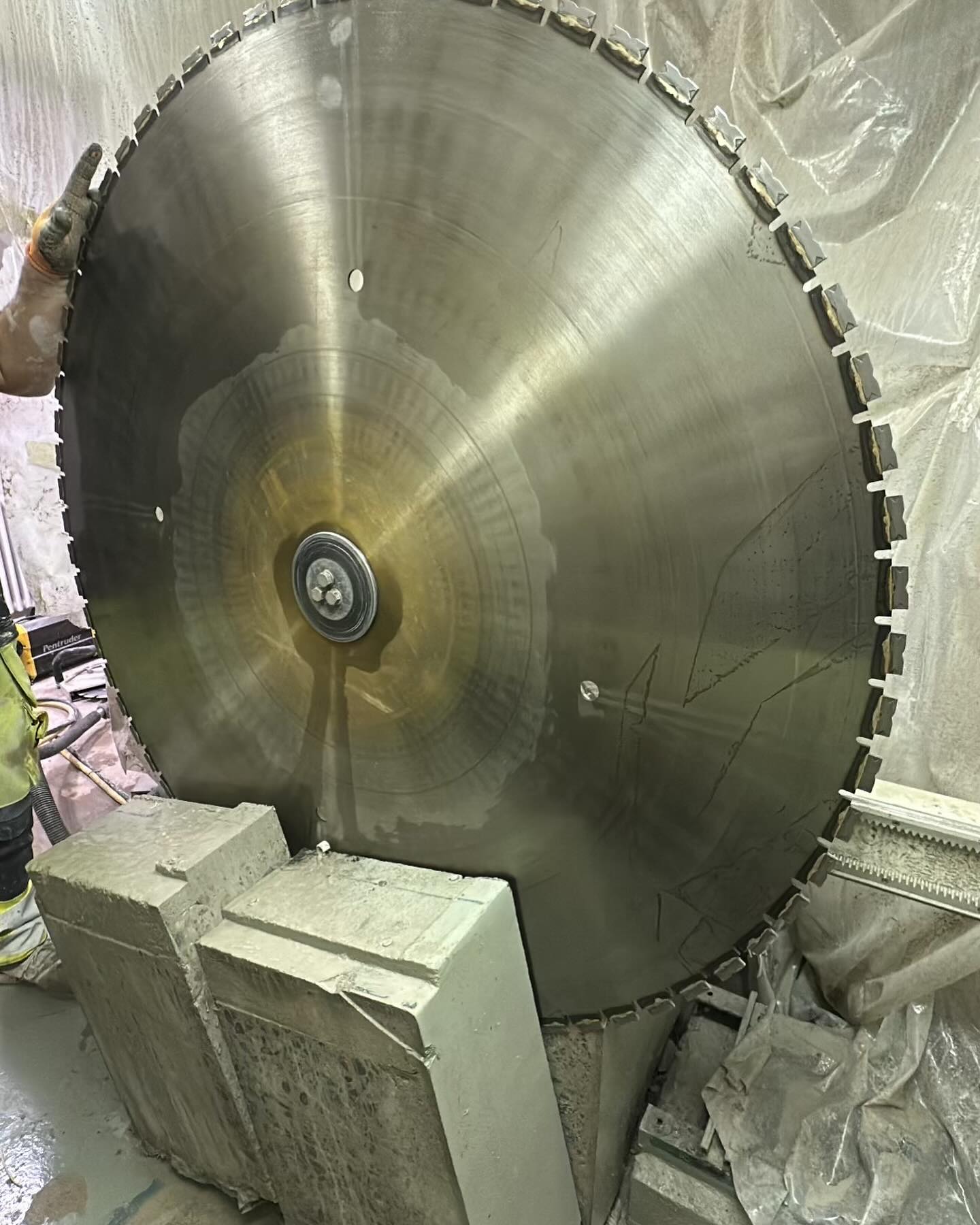 Sågning utav fundament 60cm tjockt. Lite trångt men allt går 👍💪😃