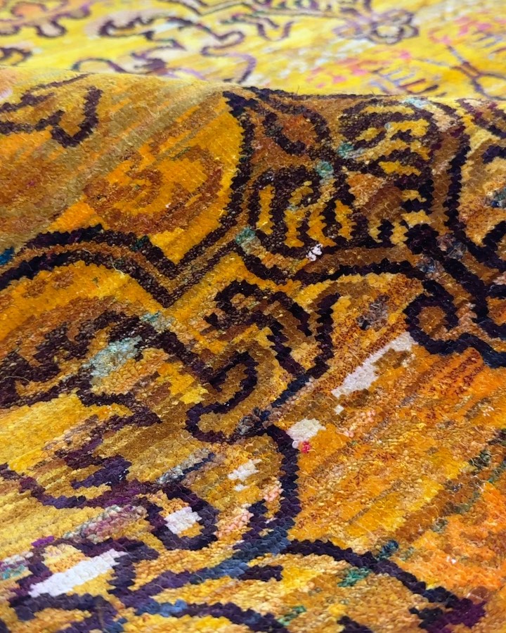 Naturseidenteppich aus Sari Seide 🟡⚜️
• 300 x 250 cm
• handgeknüpft
• Preis auf Anfrage
Die Geschichte dahinter:
Teppiche aus echter Sari-Seide haben eine faszinierende Geschichte und vereinen die altehrwürdige Textilkunst Indiens mit modernen Designs und nachhaltiger Herstellung. Diese Teppiche entstehen aus recycelten Saris, den farbenfrohen und oft aufwendig verzierten traditionellen Kleidern, die in Indien und anderen südasiatischen Ländern von Frauen getragen werden.
#teppich #seidenteppich #einrichtung #einrichtungsideen #inneneinrichtung #wohnkonfetti #wohnen #münster #dorsten #recklinghausen #carpet #luxus