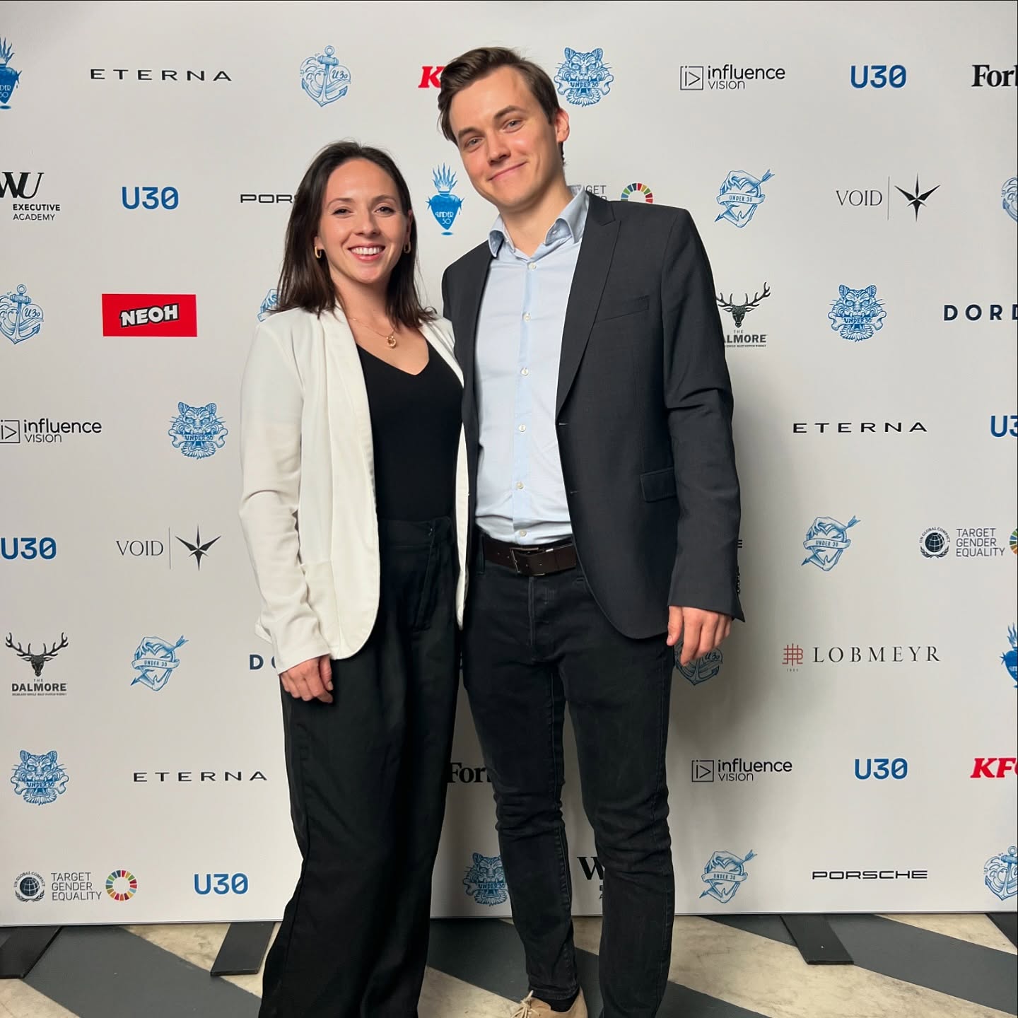 ✨Forbes 30 under 30✨
Ich freu mich unendlich gemeinsam mit 29 weiteren ambitionierten jungen Leuten es auf die diesjährige #forbes30under30 Liste geschafft zu haben!
Herzlichen Dank @forbes_at für die Auszeichnung und herzlichen Glückwunsch an alle Listmaker*innen!
Vor über 3 Jahren habe ich mich in die Selbständigkeit begeben. Nach vielen Stationen in Hauben- und Sternerestaurants weltweit war der eigentlich logische Schritt - ein eigenes Restaurant. Doch die Zeit war zu dem Zeitpunkt anders: Corona, Unsicherheit, Personalmangel, steigende Preise, doch zeitgleich hat sich auch beim Kunden was geändert: mehr Individualität! Weg vom 0815 Weg zu neuen Konzepten und Events. So entstand "Culinary Arts" - ein Überbegriff für all mein Tun. Einzigartige Konzepte in der gehobenen Gastronomie. Dabei dürfen neben ganz vielen Projekten natürlich @culinarymeetsart und @kuliktiv nicht fehlen 🤍
Gerade, weil es mit solch neuartigen Konzepten schwierig ist innerhalb meiner Branche bewertet und ausgezeichnet zu werden, freue ich mich umso mehr, dass die unternehmerische Seite hier ausgezeichnet wurde!
Ein großes DANKE an alle, die mich die letzten Jahre auf diesem Weg unterstützt haben 🤍
Hier geht's zur ganzen Liste
https://www.forbes.at/under-30/under-30-2024/listmaker
#forbes #forbes30under30 #danke #culinaryarts