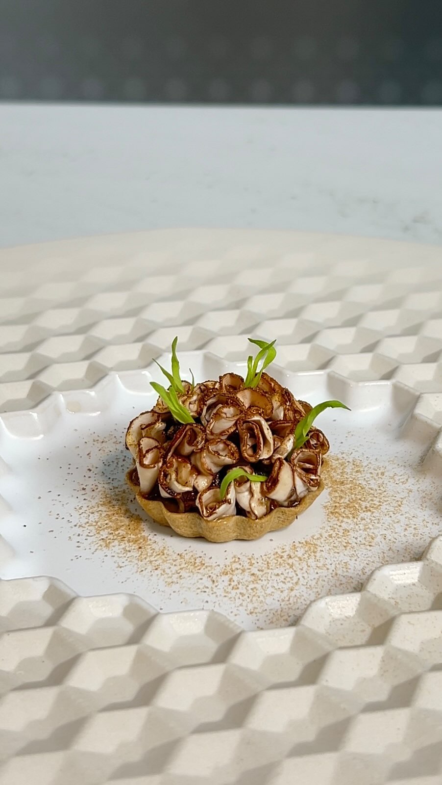 Tartlette mit gerösteten Topinamburpürree, karamelliserte Topinambur- Pilzragout, Estragonemulsion, eingelegten Pilzen und Pilzstaub
Das ganze Video und Rezept gibt es wie immer auf meinem Grondaprofil unter "Sandra Scheidl" Link in Bio https://gronda.link/m2h7TdAh5Ob
@gronda #gronda #recipe #canapés #culinaryarts